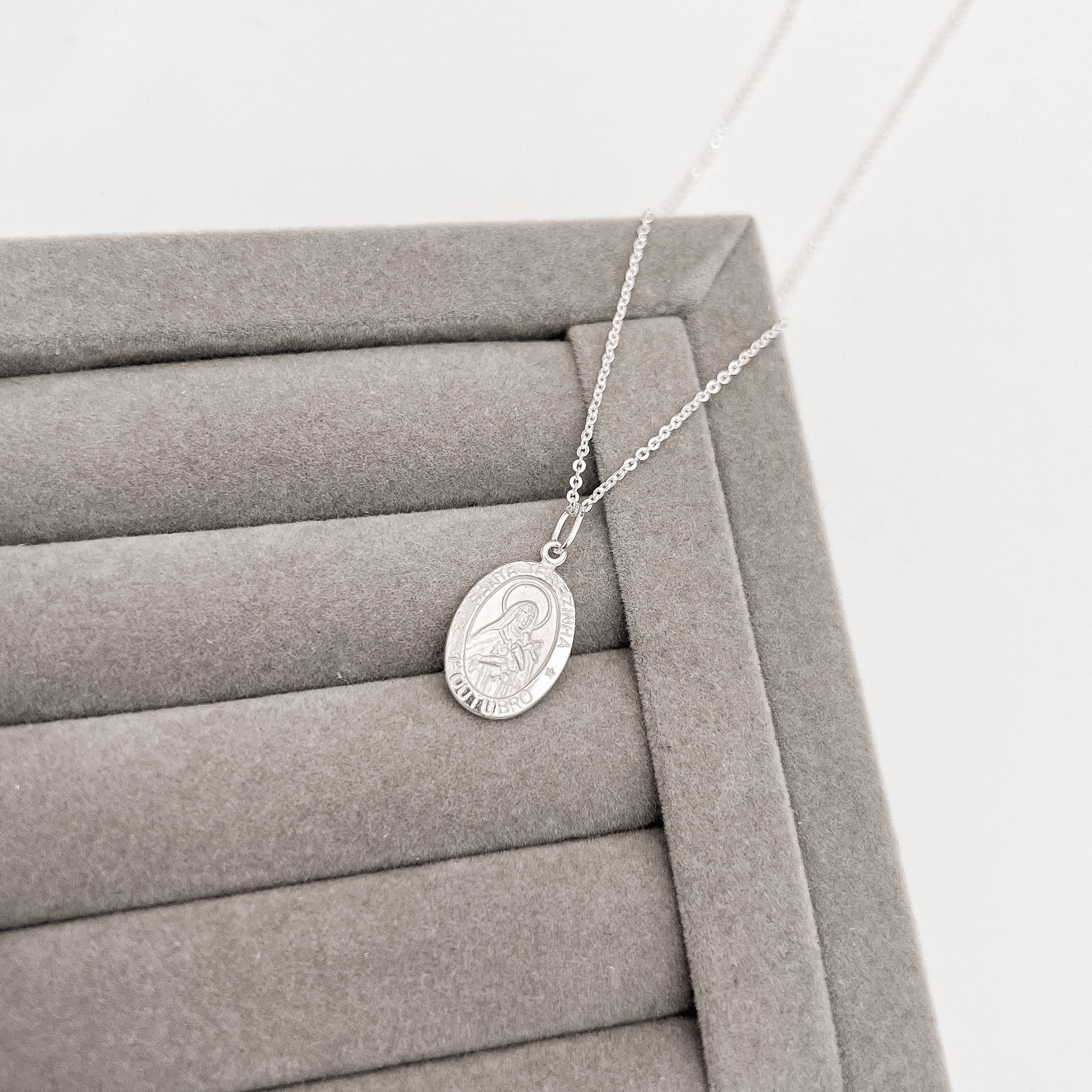 Imagem Colar pingente medalha dupla face Santa Terezinha e cruz 16mm corrente cadeadinho 45cm