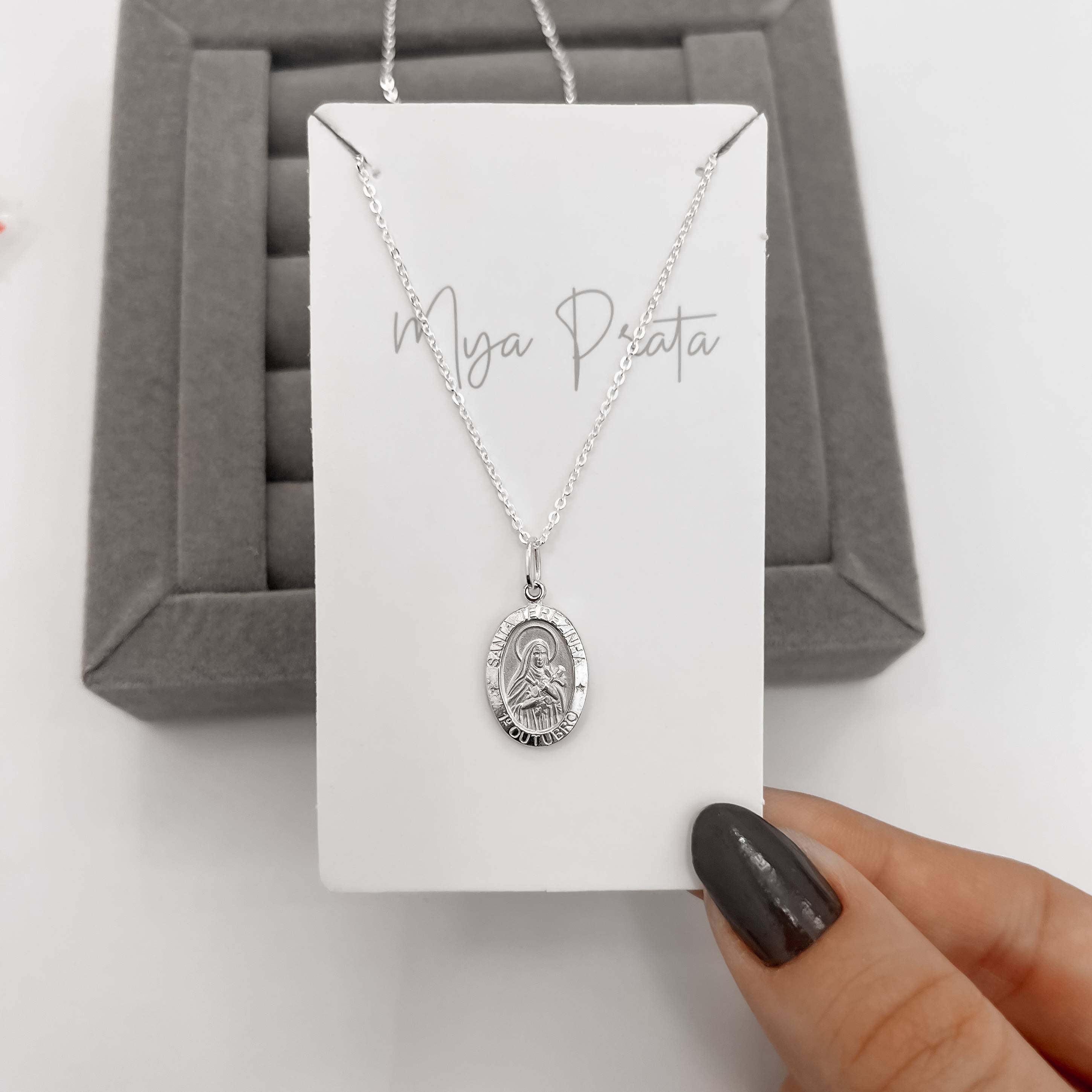 Imagem Secundária Colar pingente medalha dupla face Santa Terezinha e cruz 16mm corrente cadeadinho 45cm