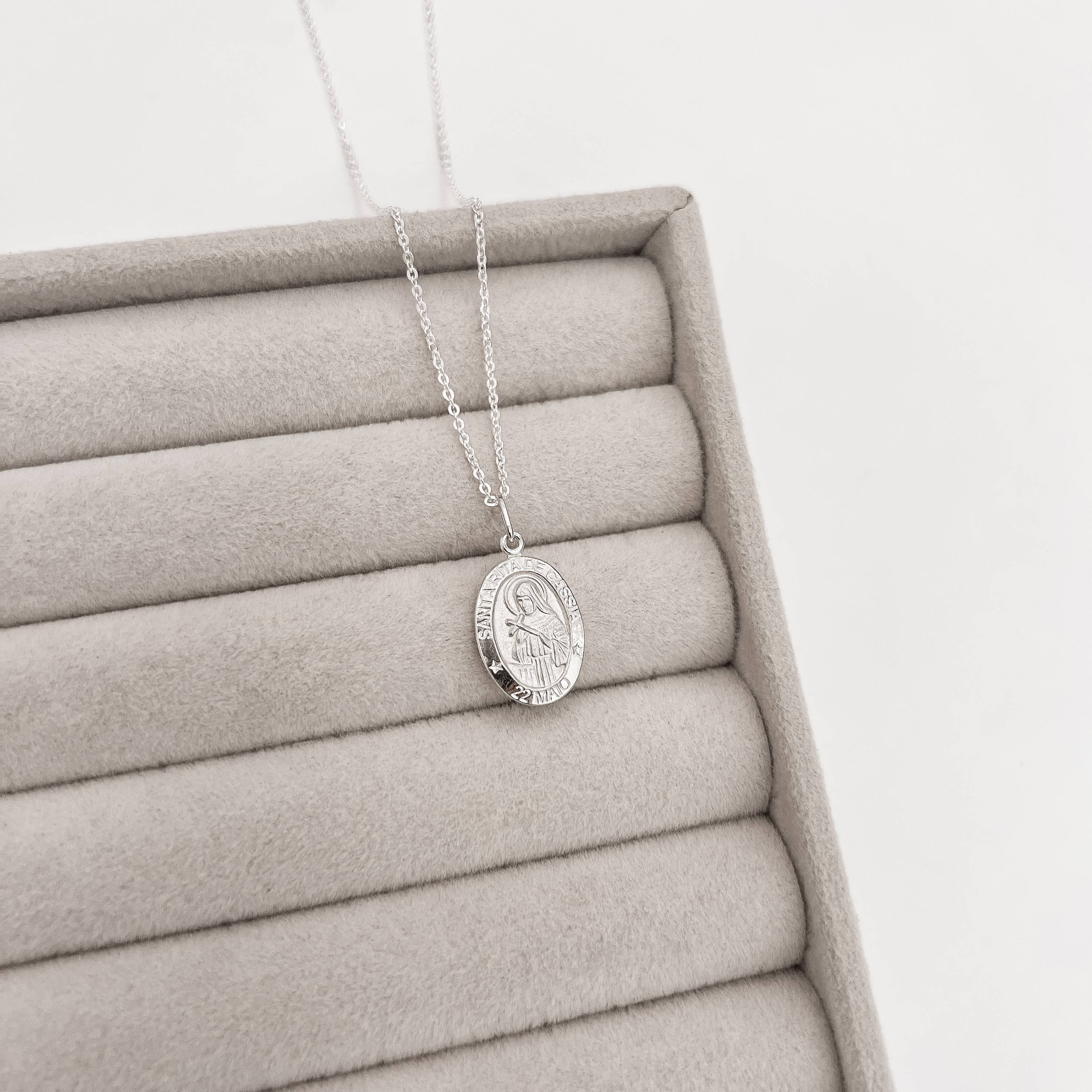 Imagem Secundária Colar pingente medalha dupla face Santa Rita de Cássia e cruz 16mm corrente cadeadinho 45cm