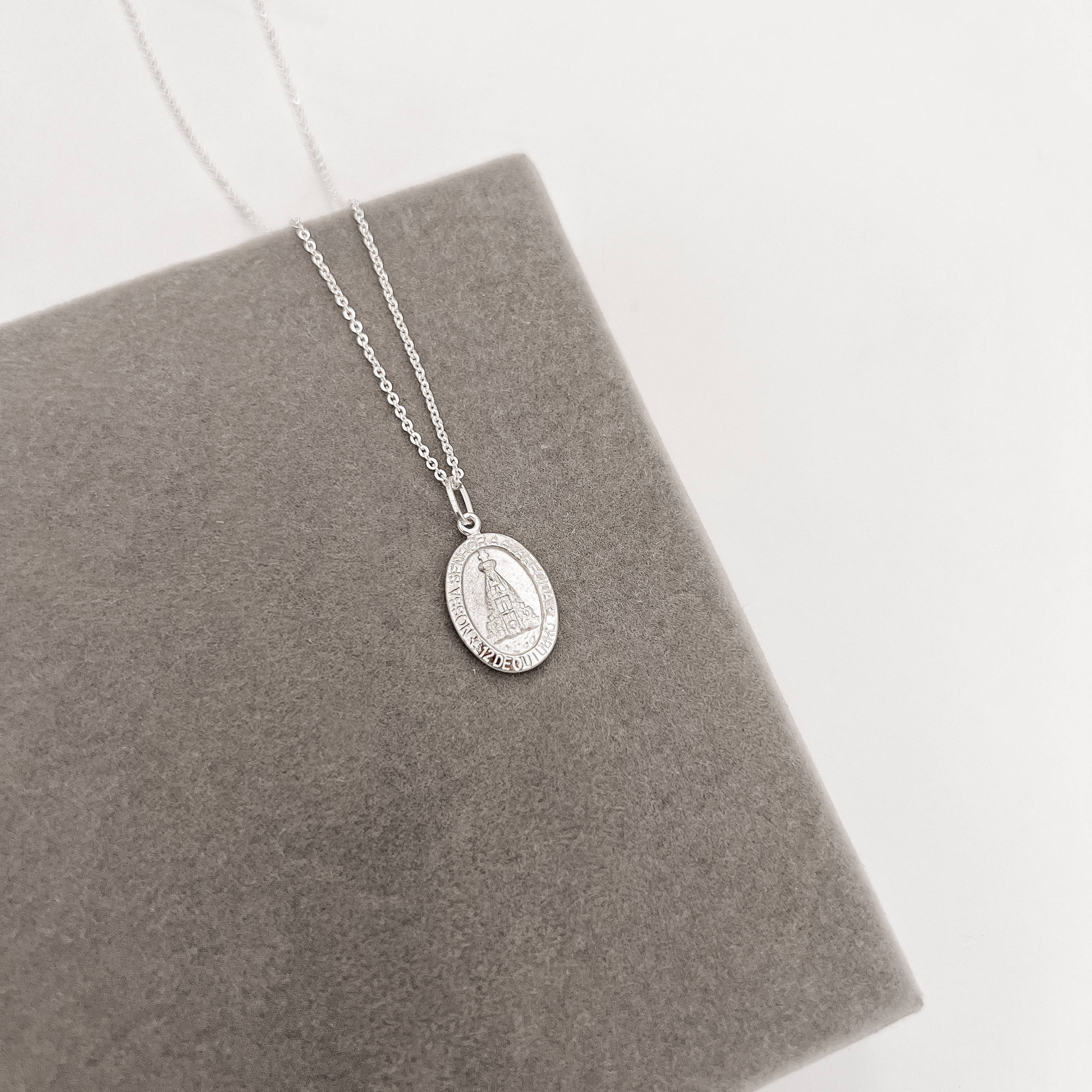 Imagem Colar pingente medalha dupla face Nsa. Sra. Aparecida e cruz 16mm corrente cadeadinho 45cm