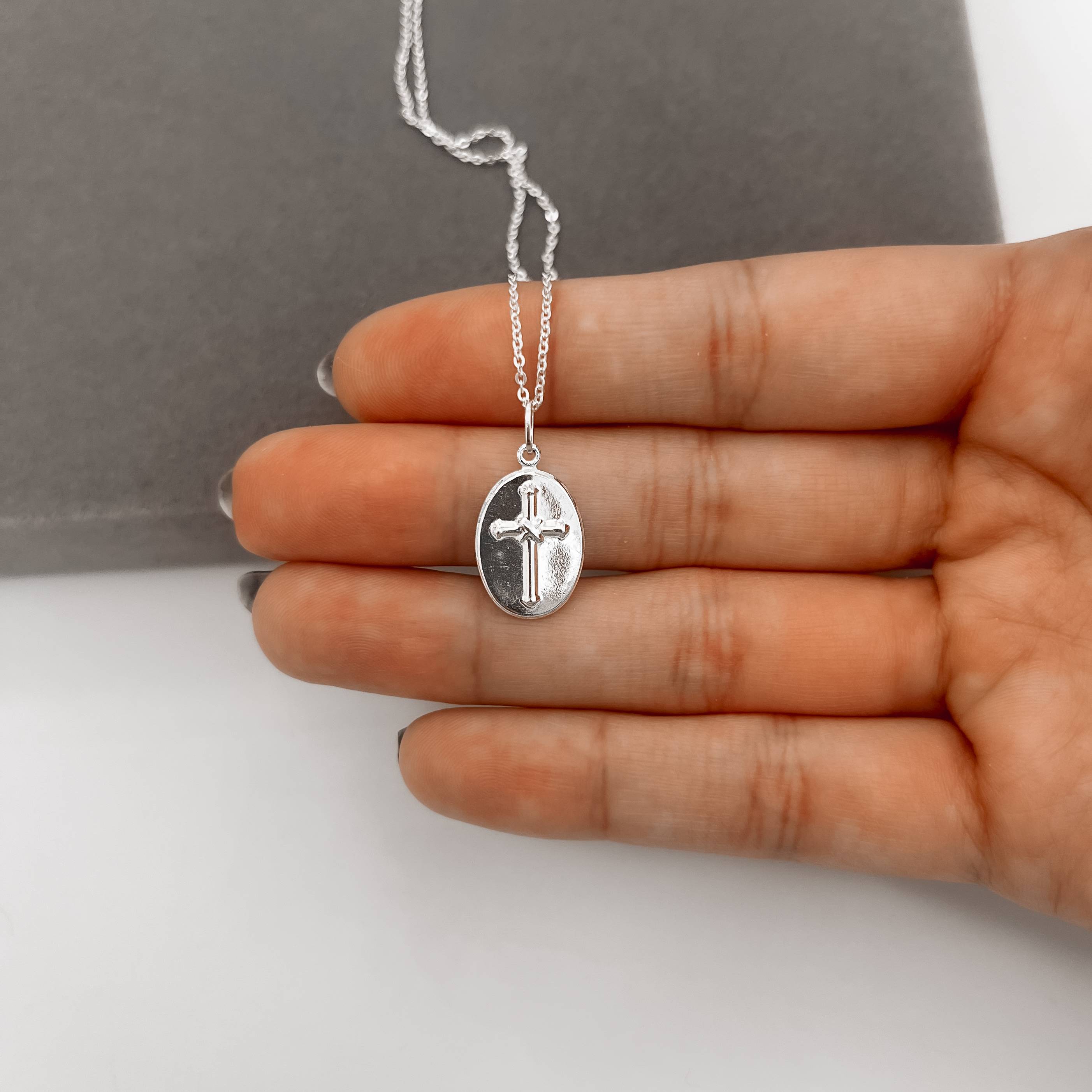 Imagem Secundária Colar pingente medalha dupla face Nsa. Sra. Aparecida e cruz 16mm corrente cadeadinho 45cm