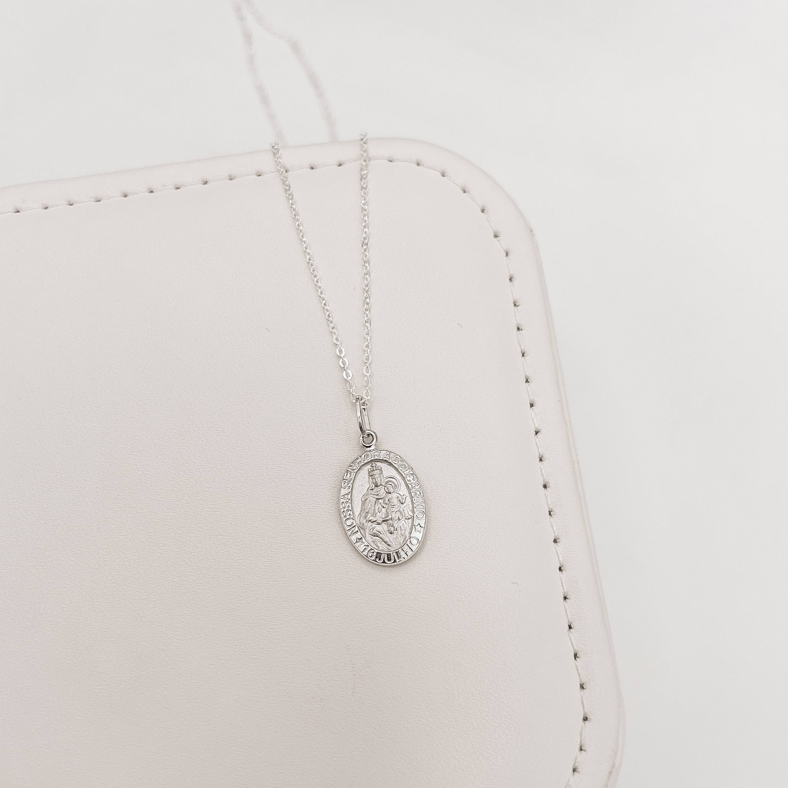 Imagem Colar pingente medalha dupla face Nsa. Sra. do Carmo e cruz 16mm corrente cadeadinho 45cm