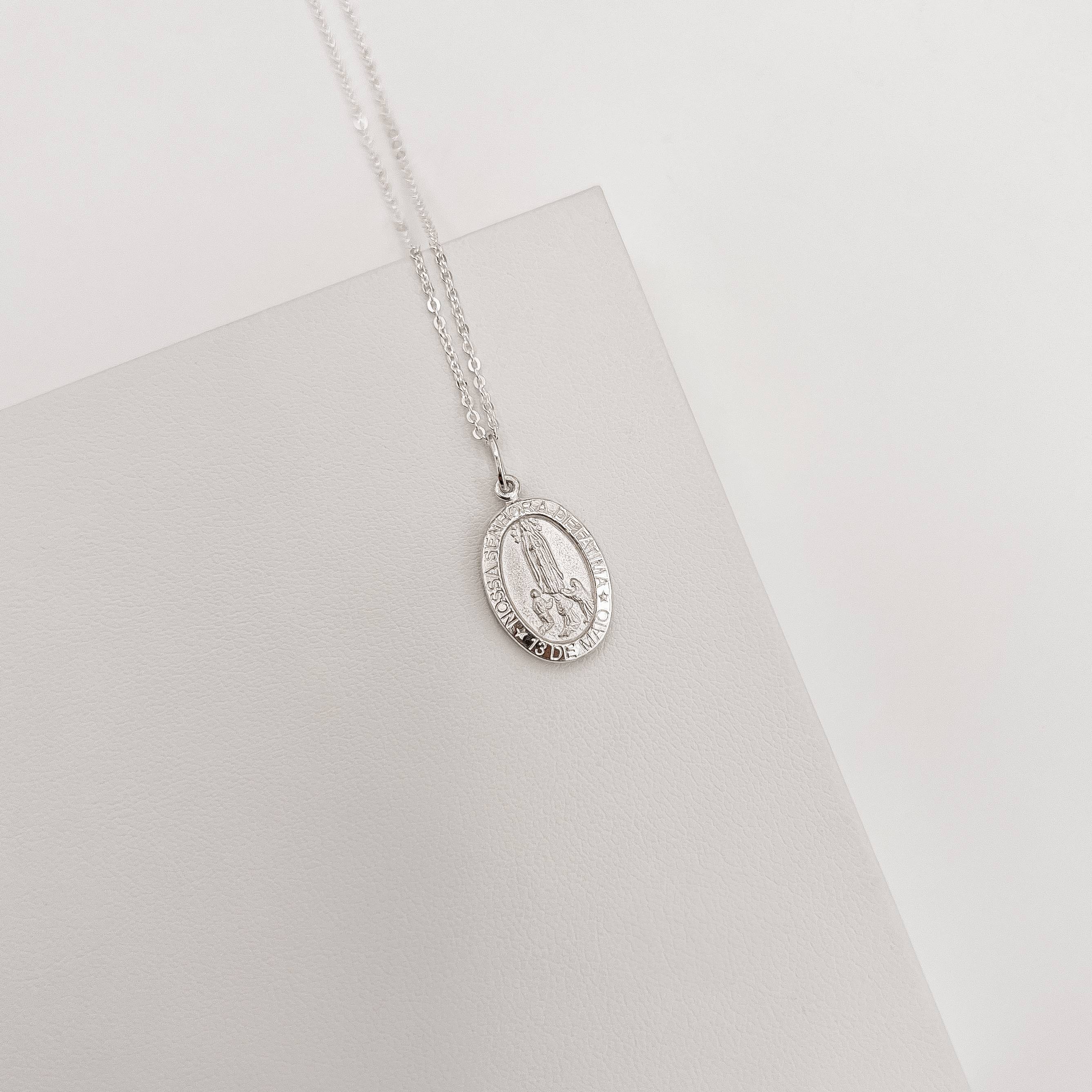 Imagem Colar pingente medalha dupla face Nsa. Sra. de Fátima e cruz 16mm corrente cadeadinho 45cm