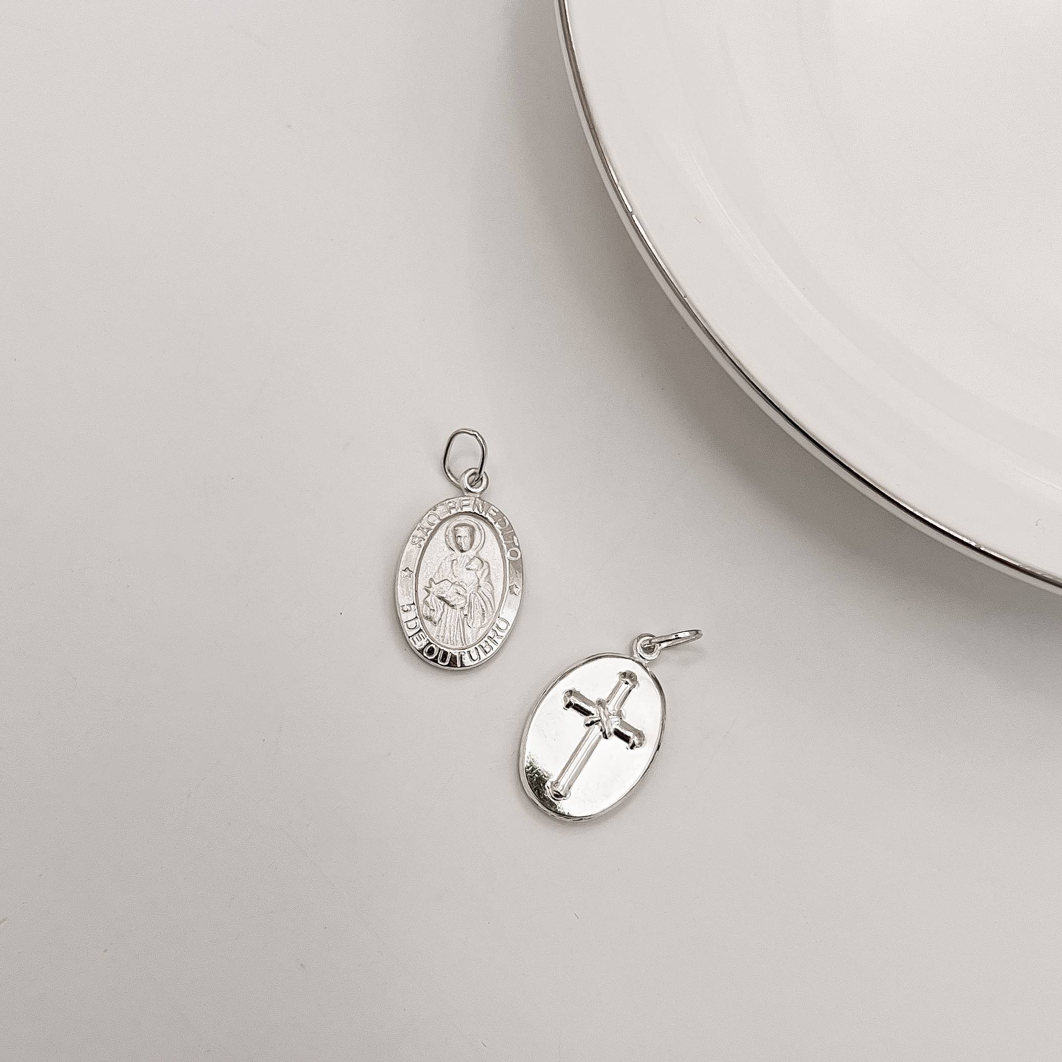 Pingente medalha dupla face São Benedito e cruz 16mm 