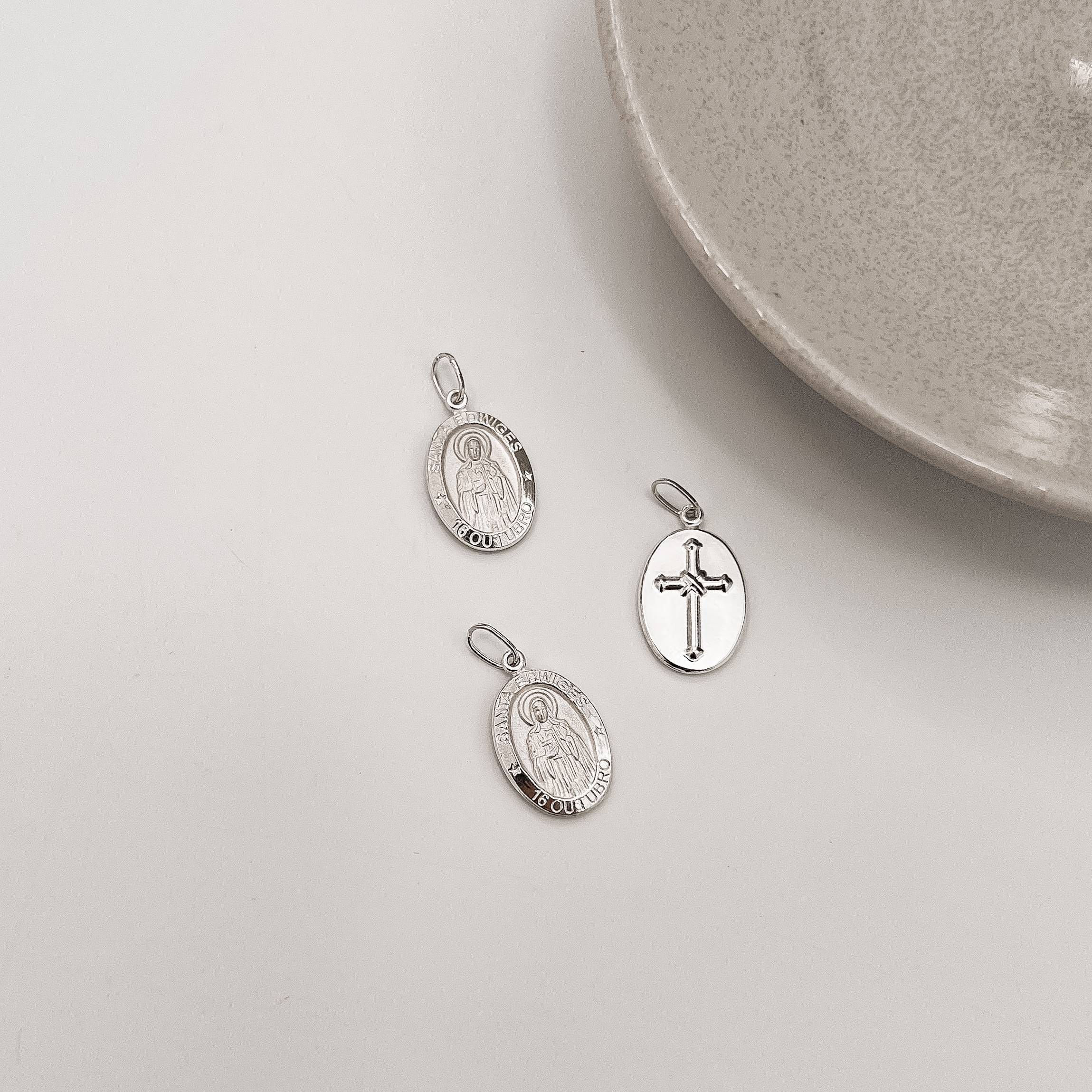 Pingente medalha dupla face Santa Edwiges e cruz 16mm 