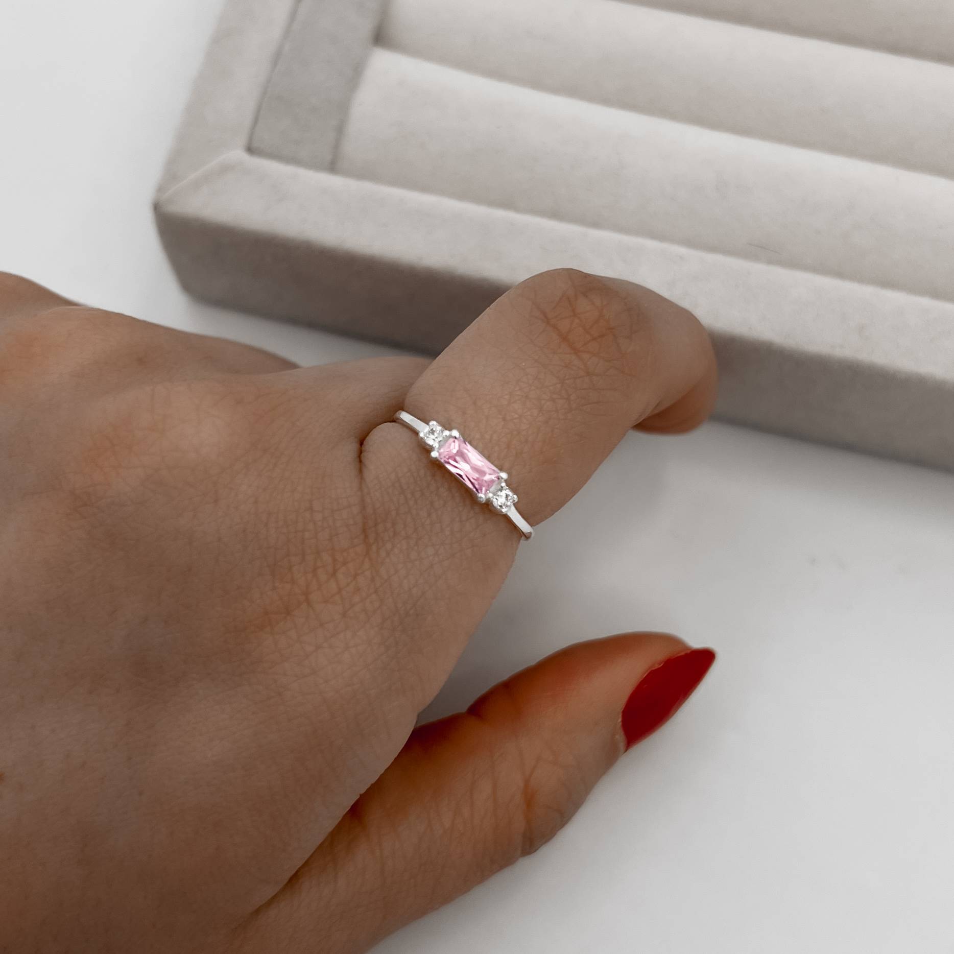 Anel zircônia retangular rosa com mini zircônias