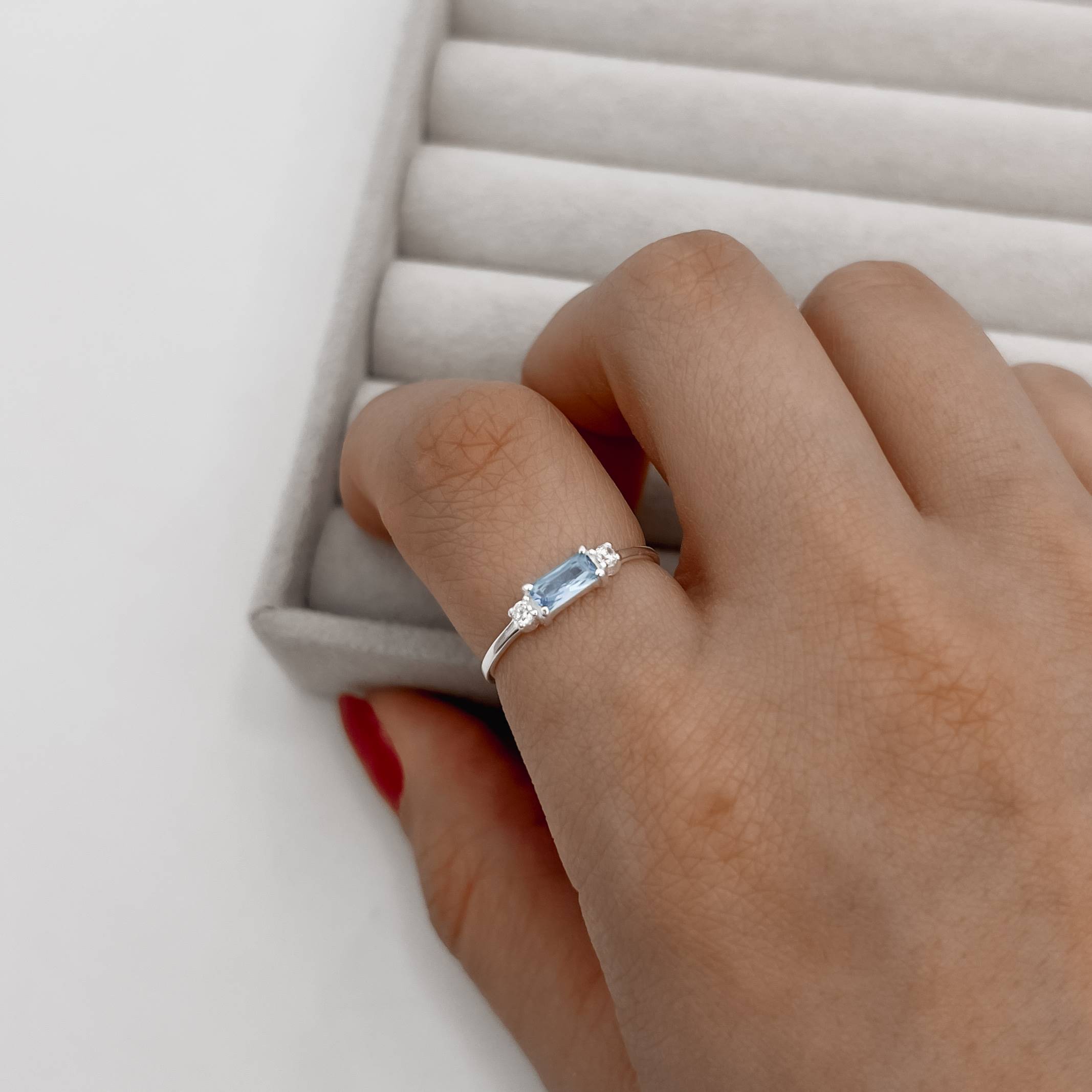 Anel zircônia retangular azul com mini zircônias