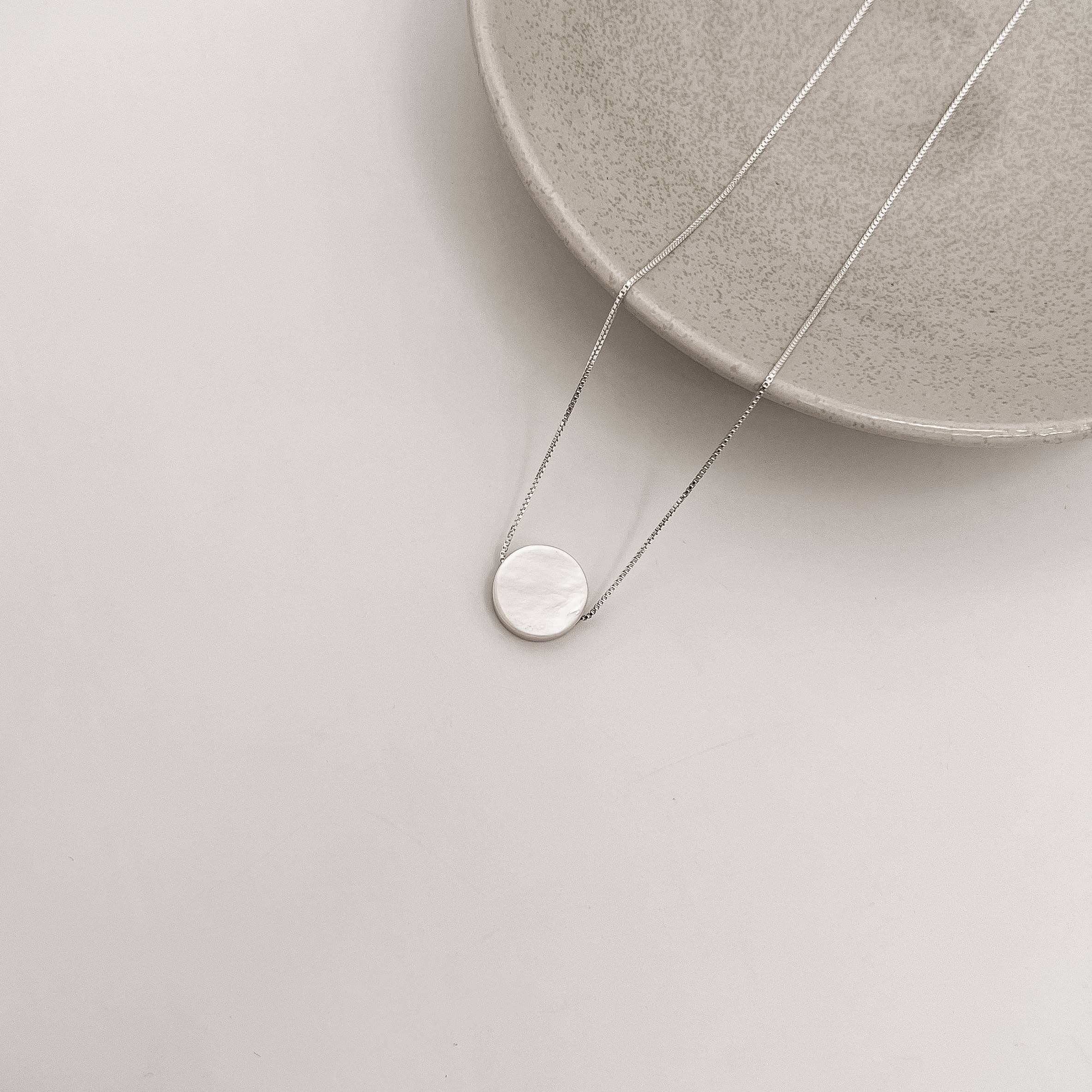 Imagem Colar círculo madrepérola 12mm 45cm