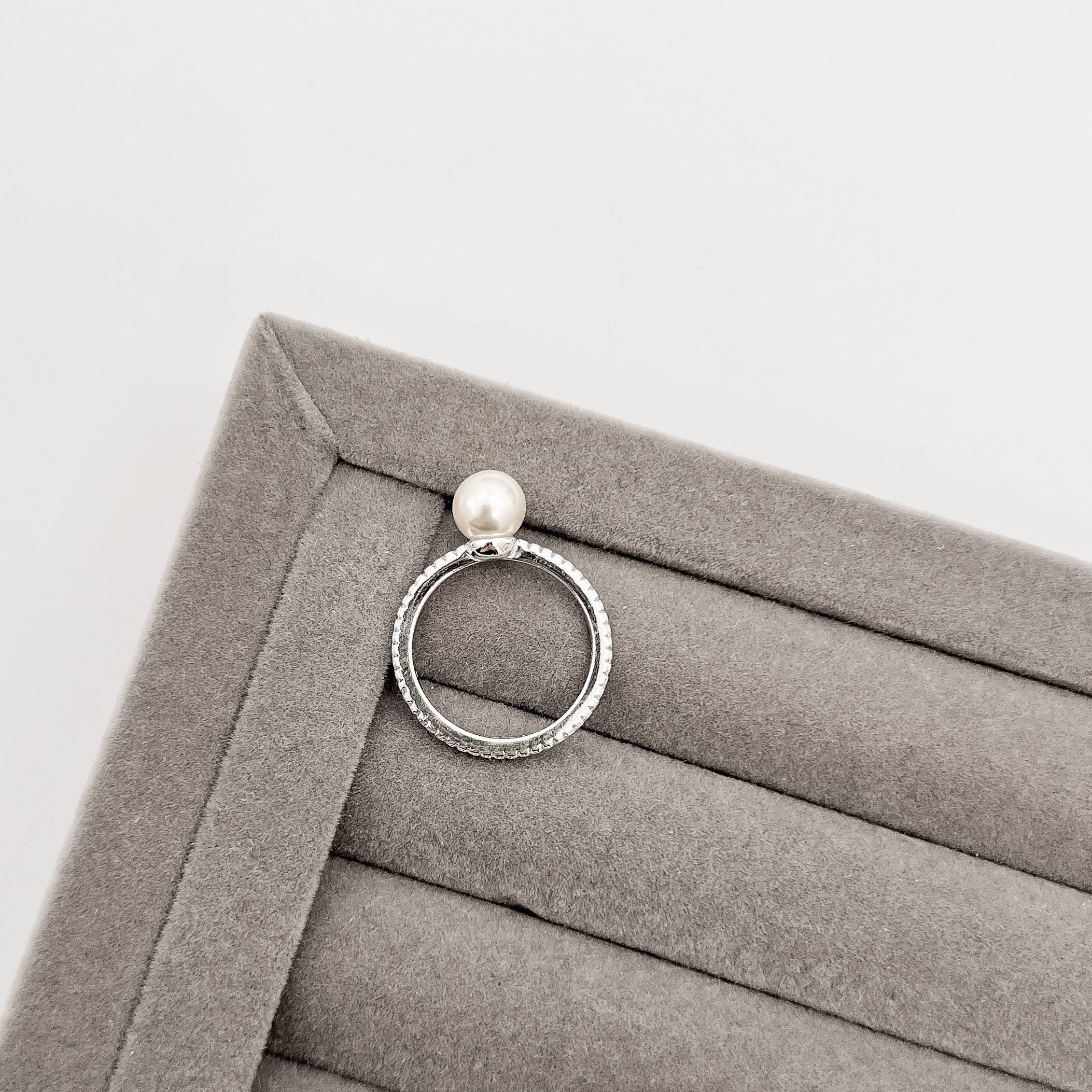 Imagem Secundária Anel todo cravejado com pérola