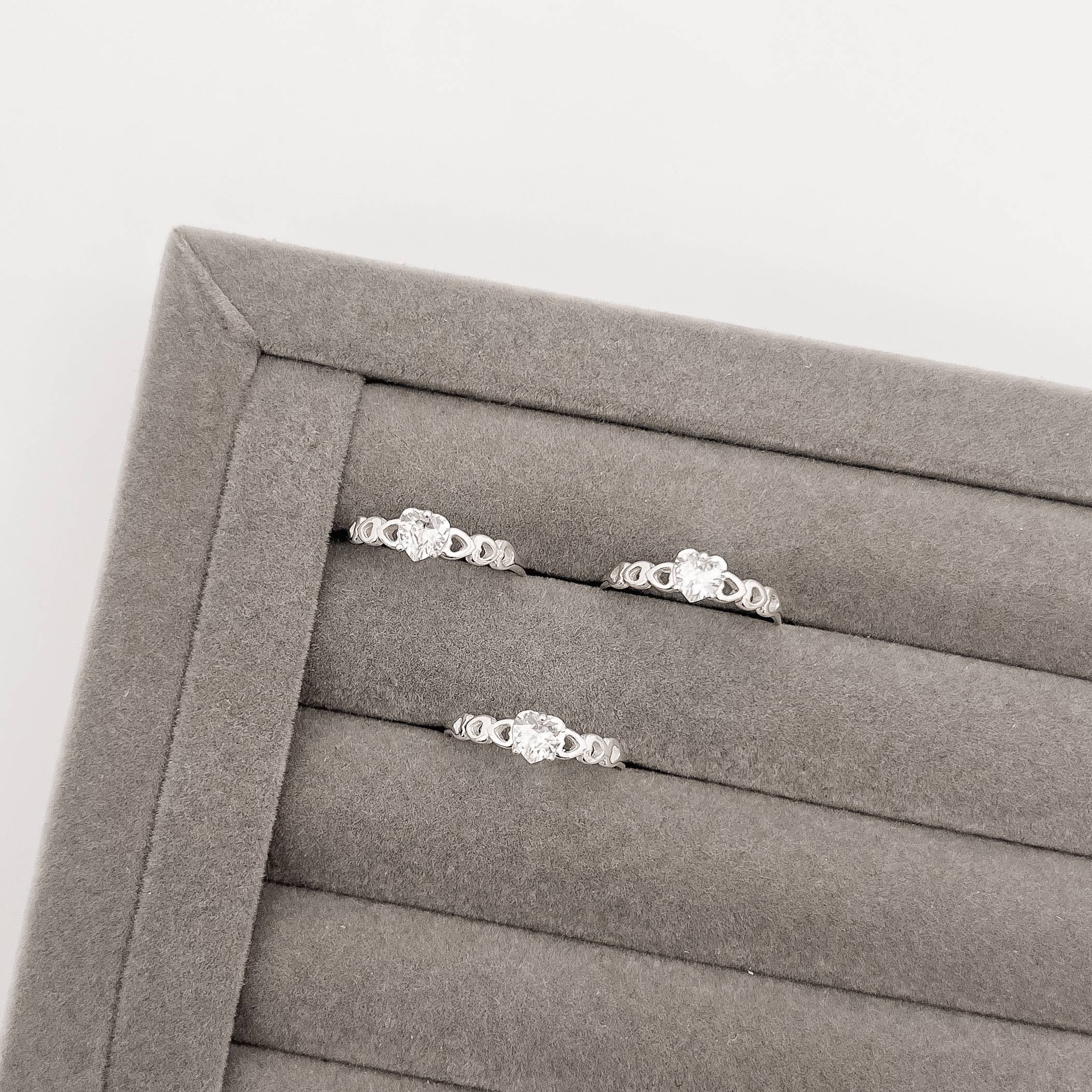 Imagem Anel solitário zircônia coração com corações vazados