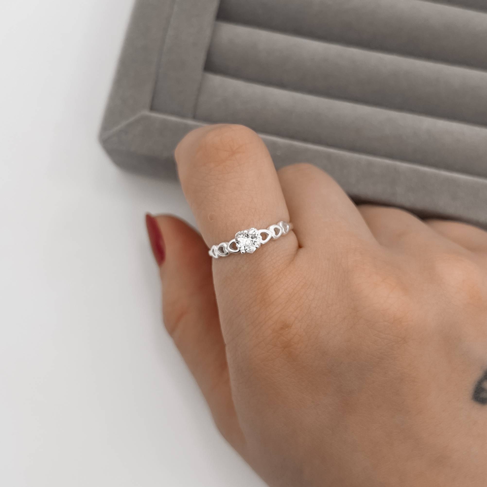 Imagem Secundária Anel solitário zircônia coração com corações vazados