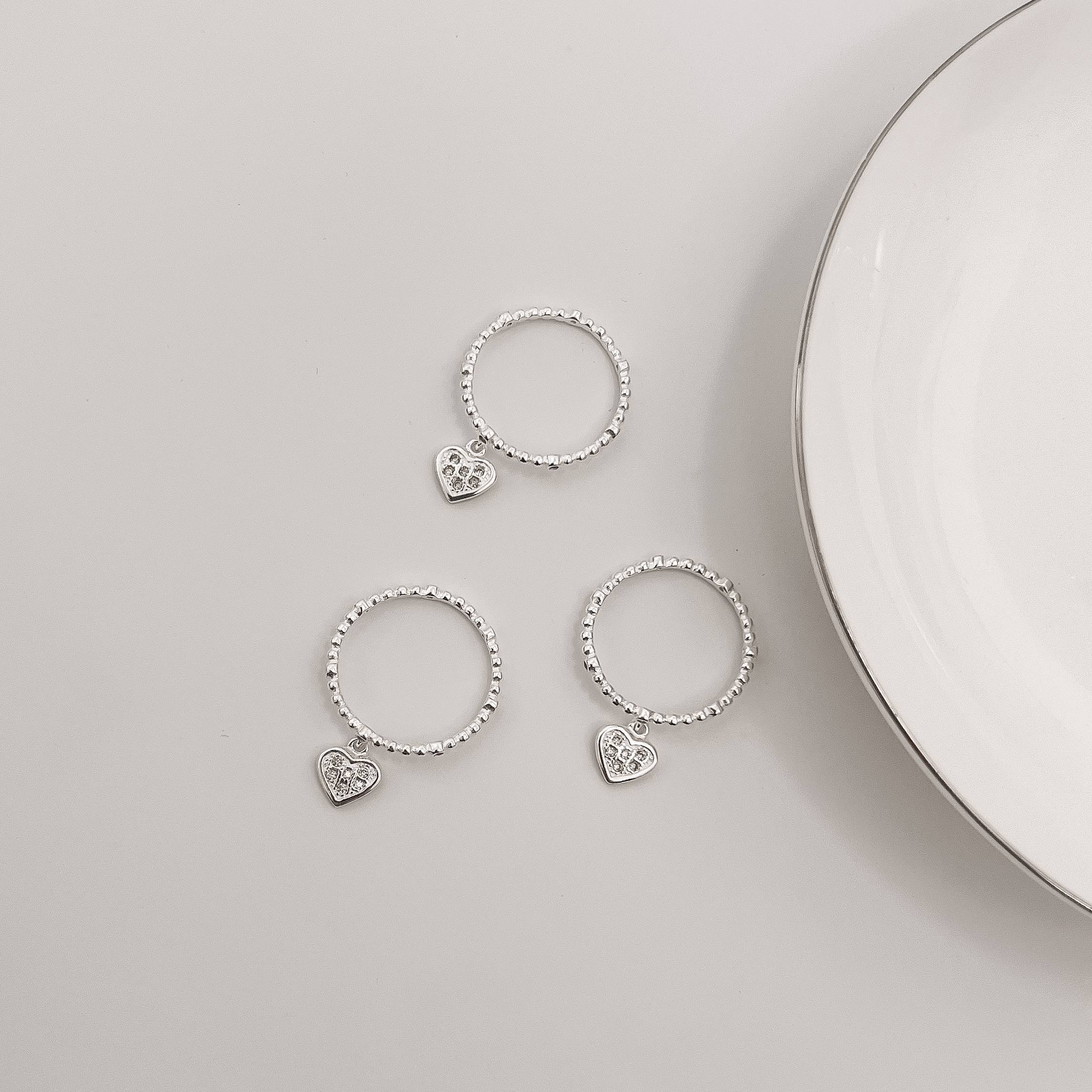 Imagem Secundária Anel fio bolinhas e zircônias com pingente coração cravejado