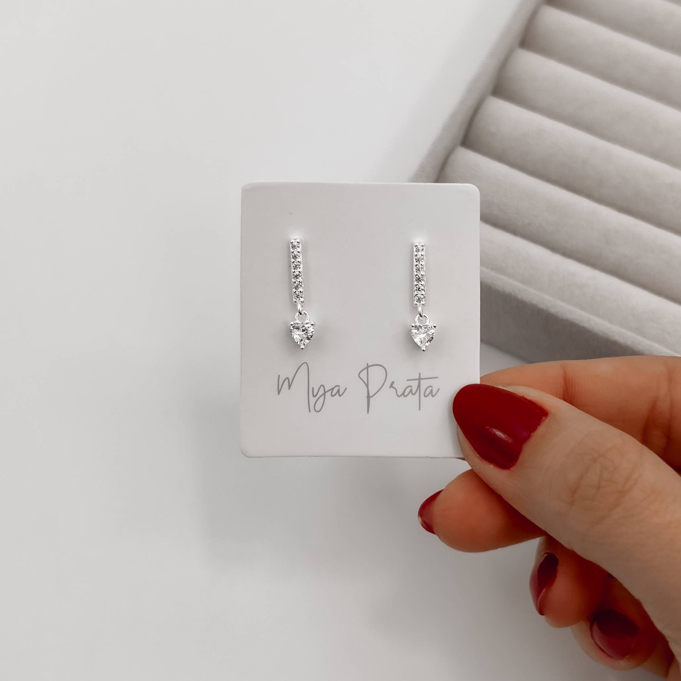 Imagem Secundária Brinco palito cravejado 11mm com pingente zircônia coração