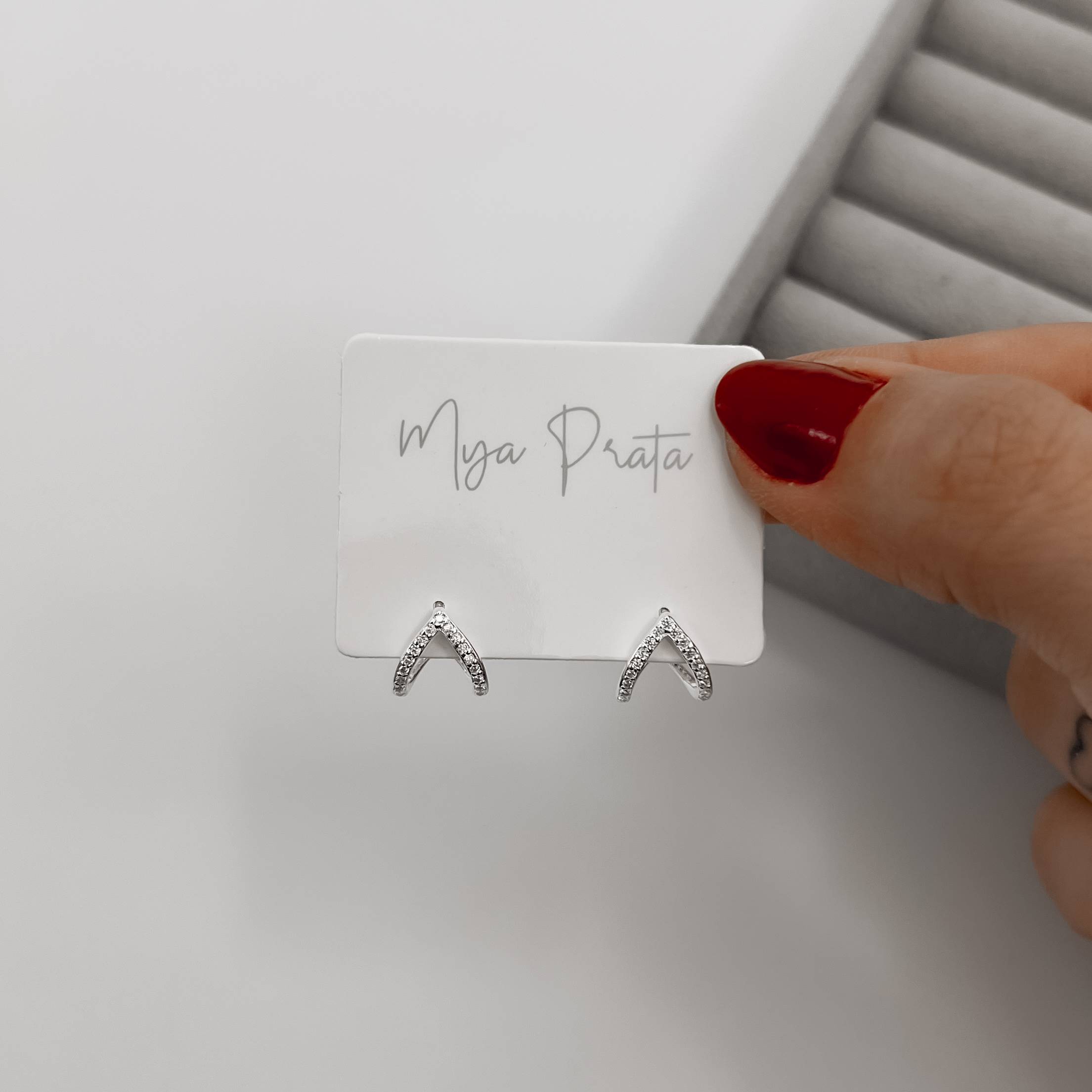 Imagem Brinco meia argola vazada cravejada 10mm tarraxa