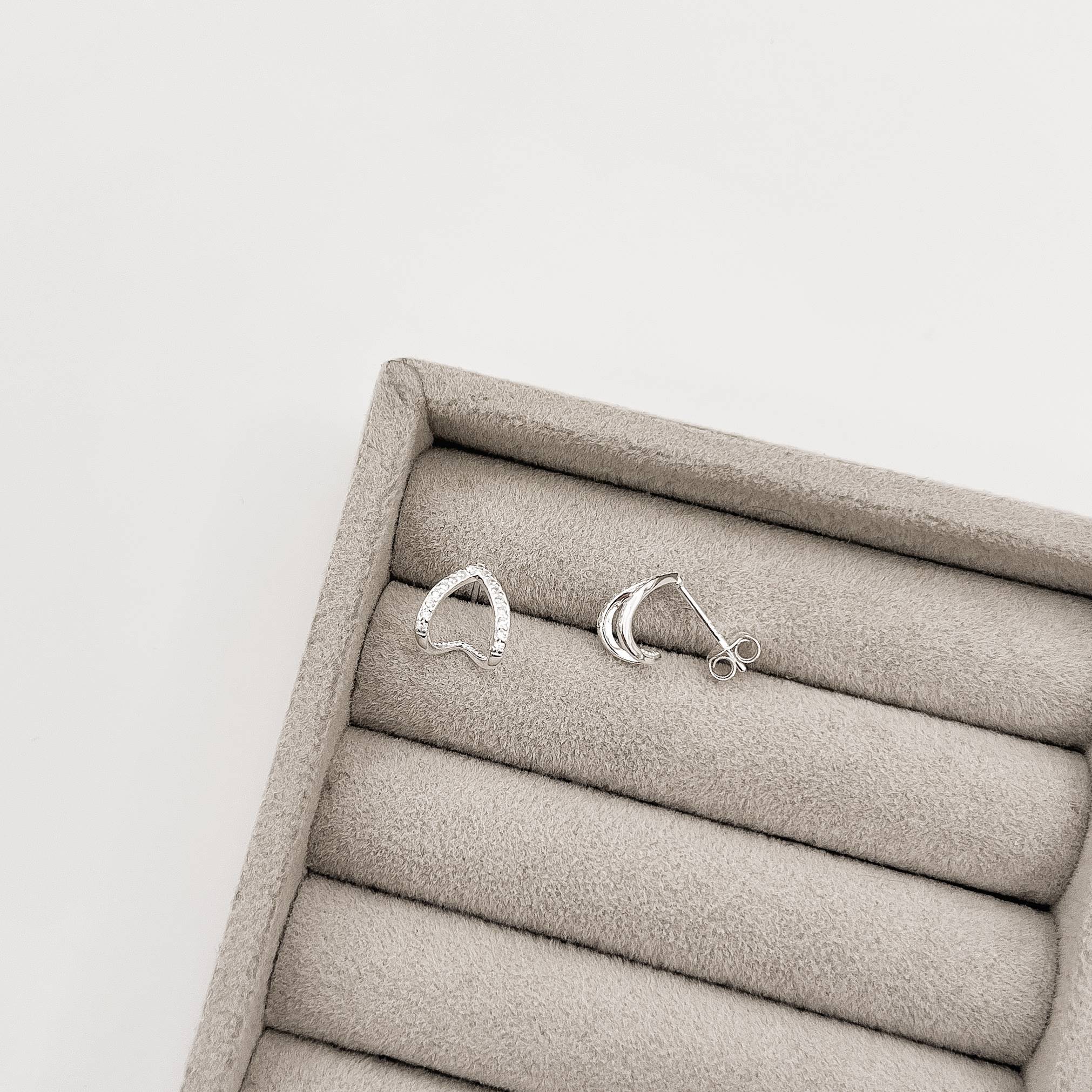 Imagem Secundária Brinco meia argola vazada cravejada 10mm tarraxa