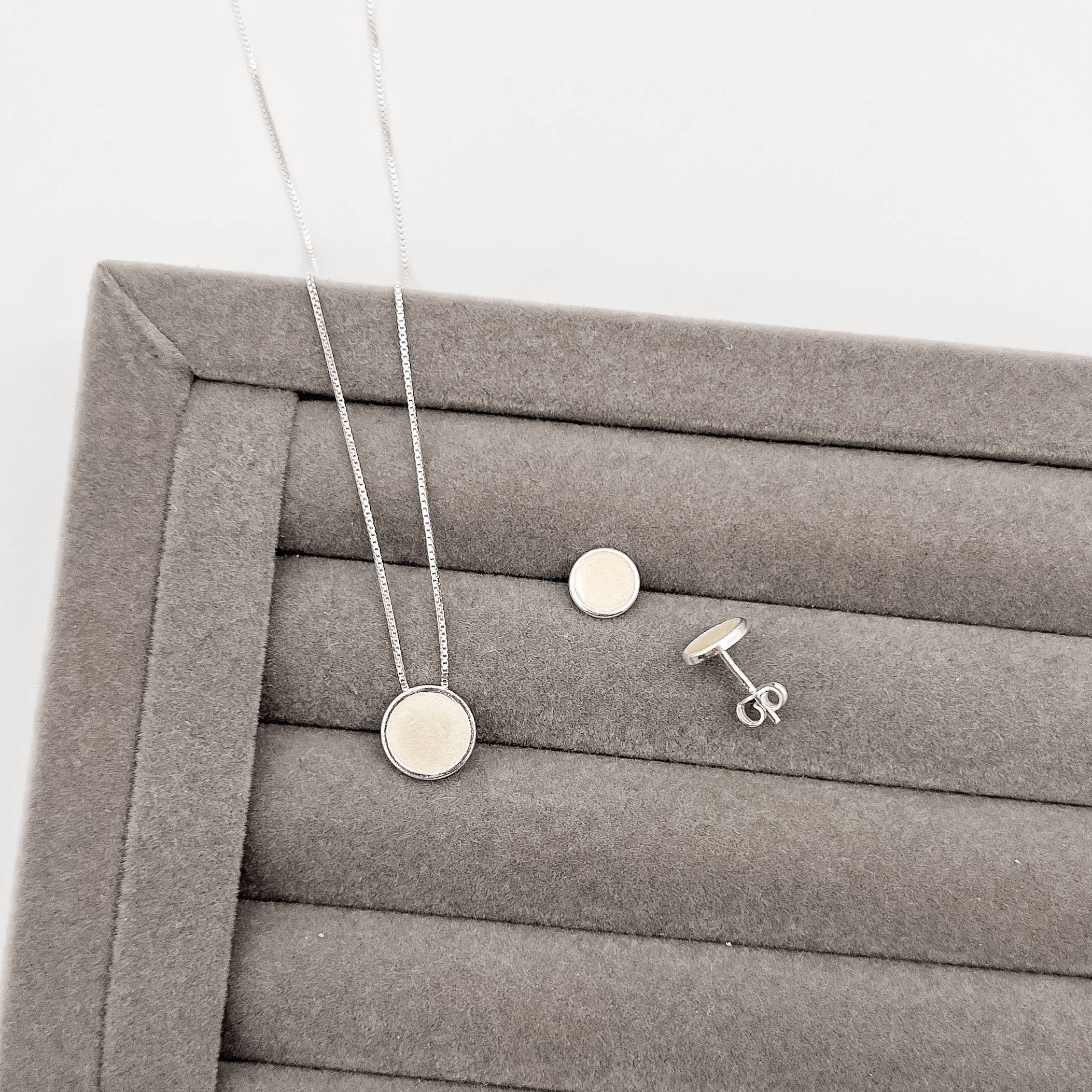 Conjunto brinco e colar círculo perolado resina 10mm 45cm