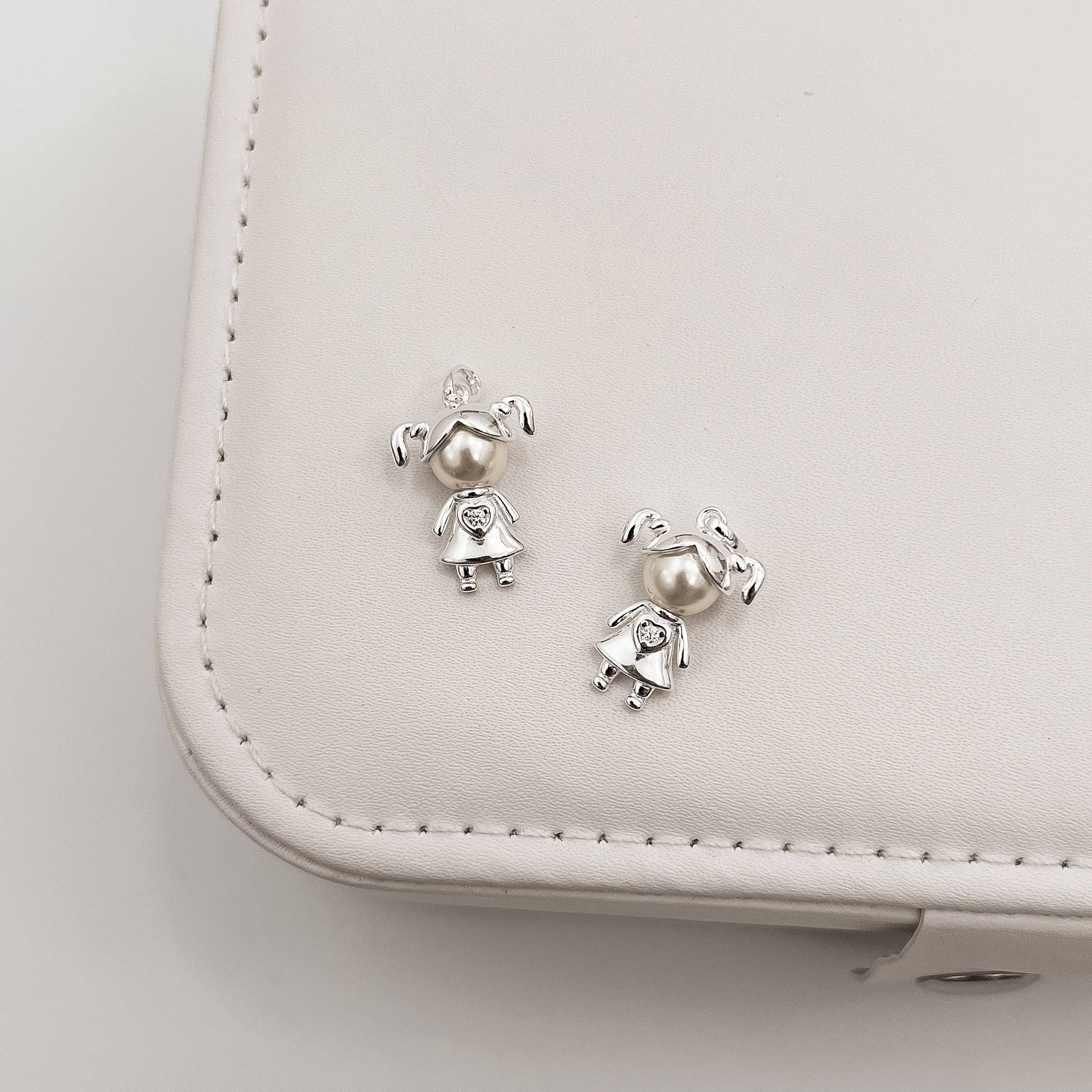 Pingente menina com pérola e zircônia 16mm