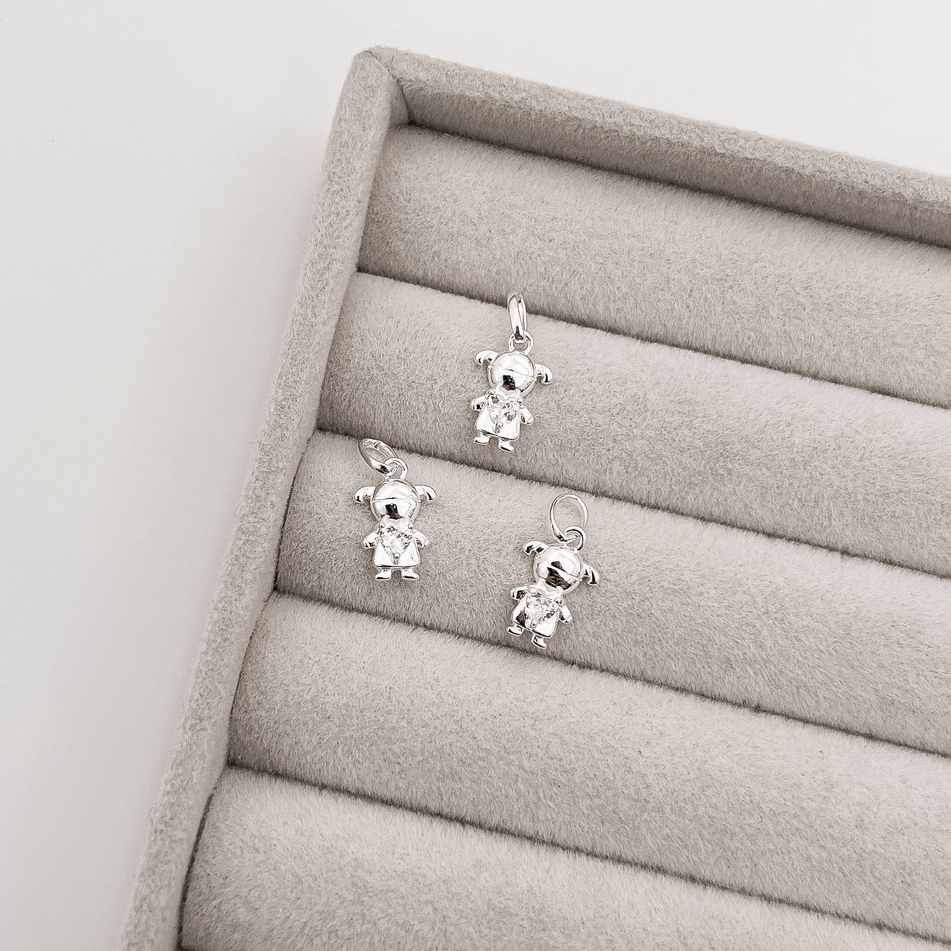 Pingente menina com zircônia coração 9mm