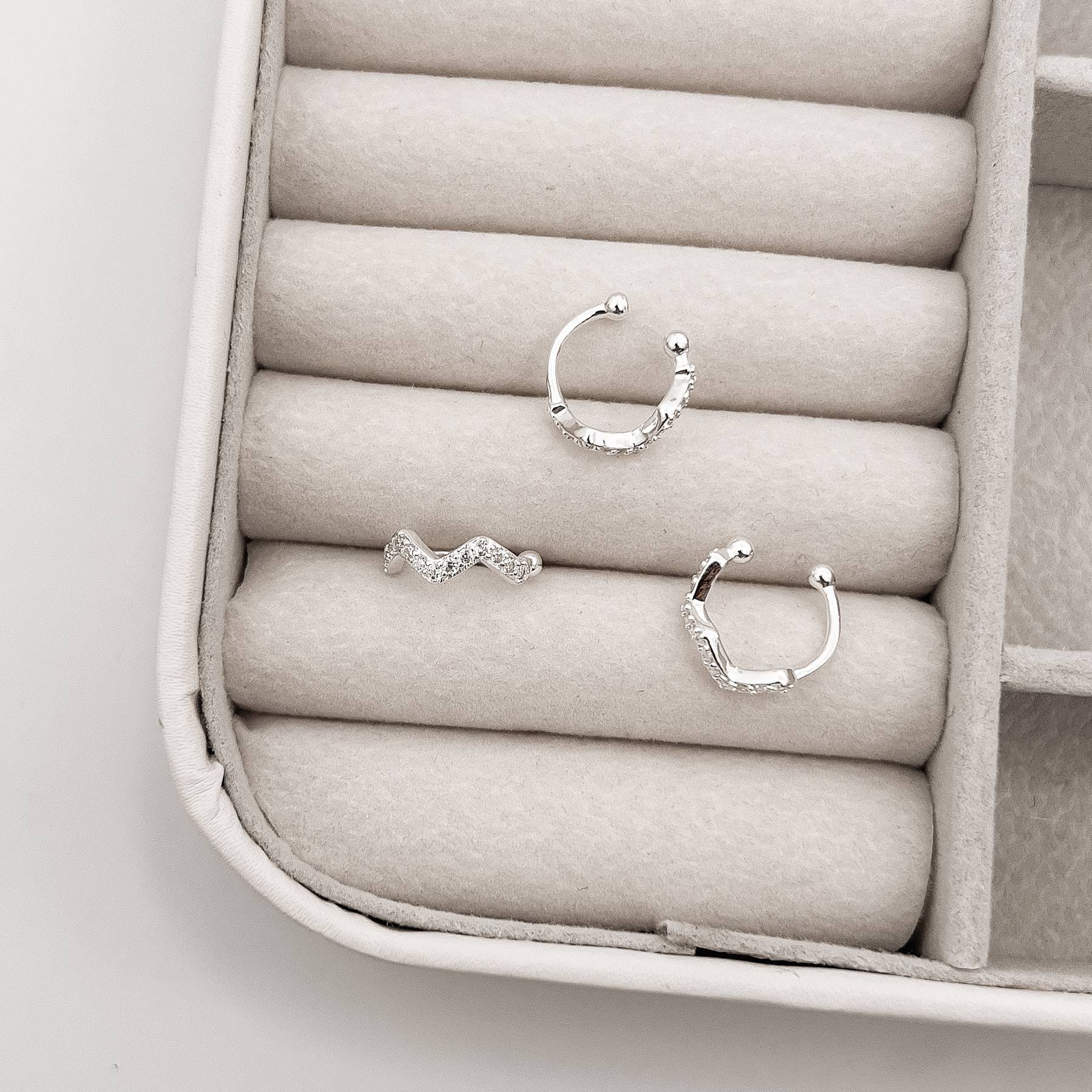 Piercing fake argola zigzag cravejado