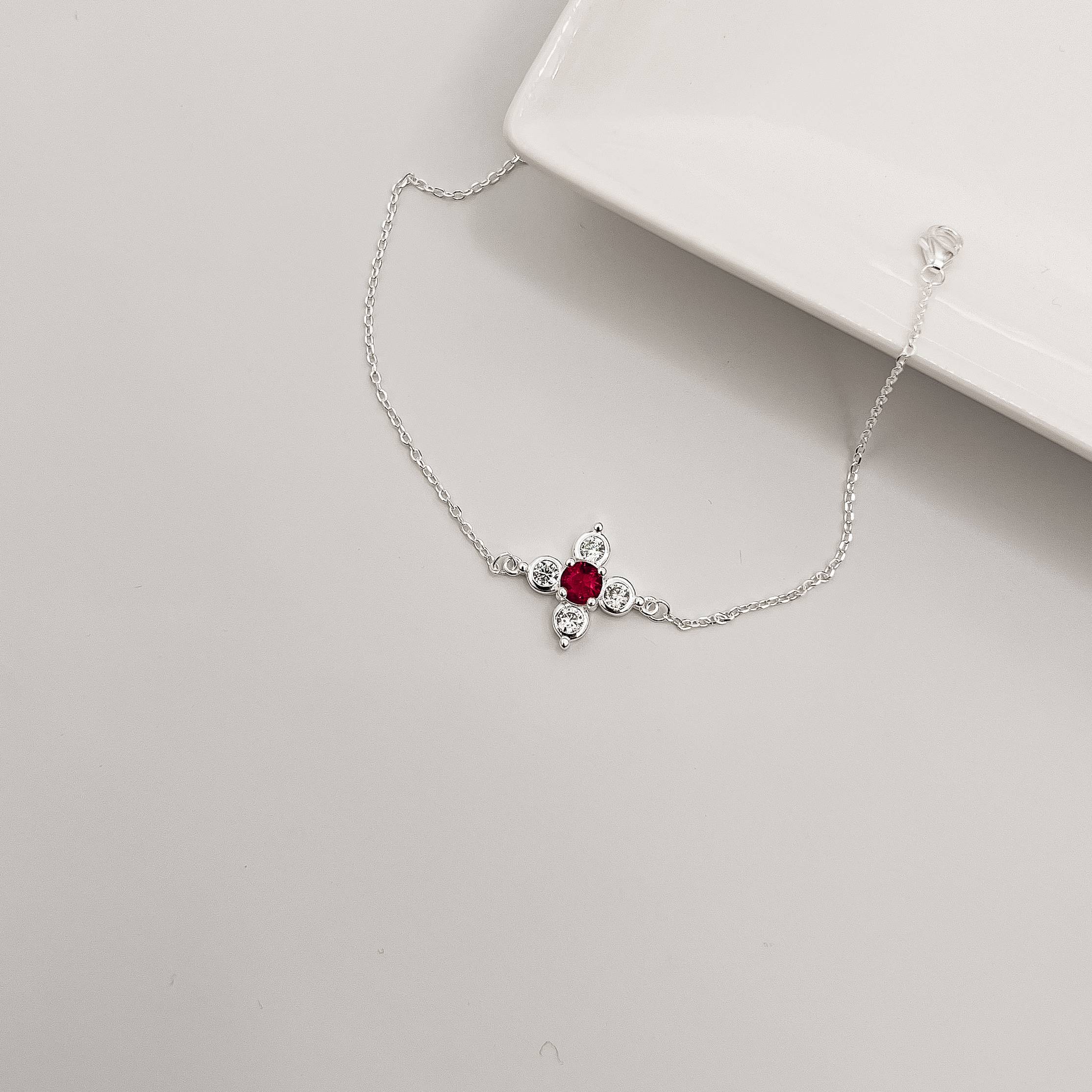 Pulseira entremeio flor com zircônias cristal e cereja 14mm