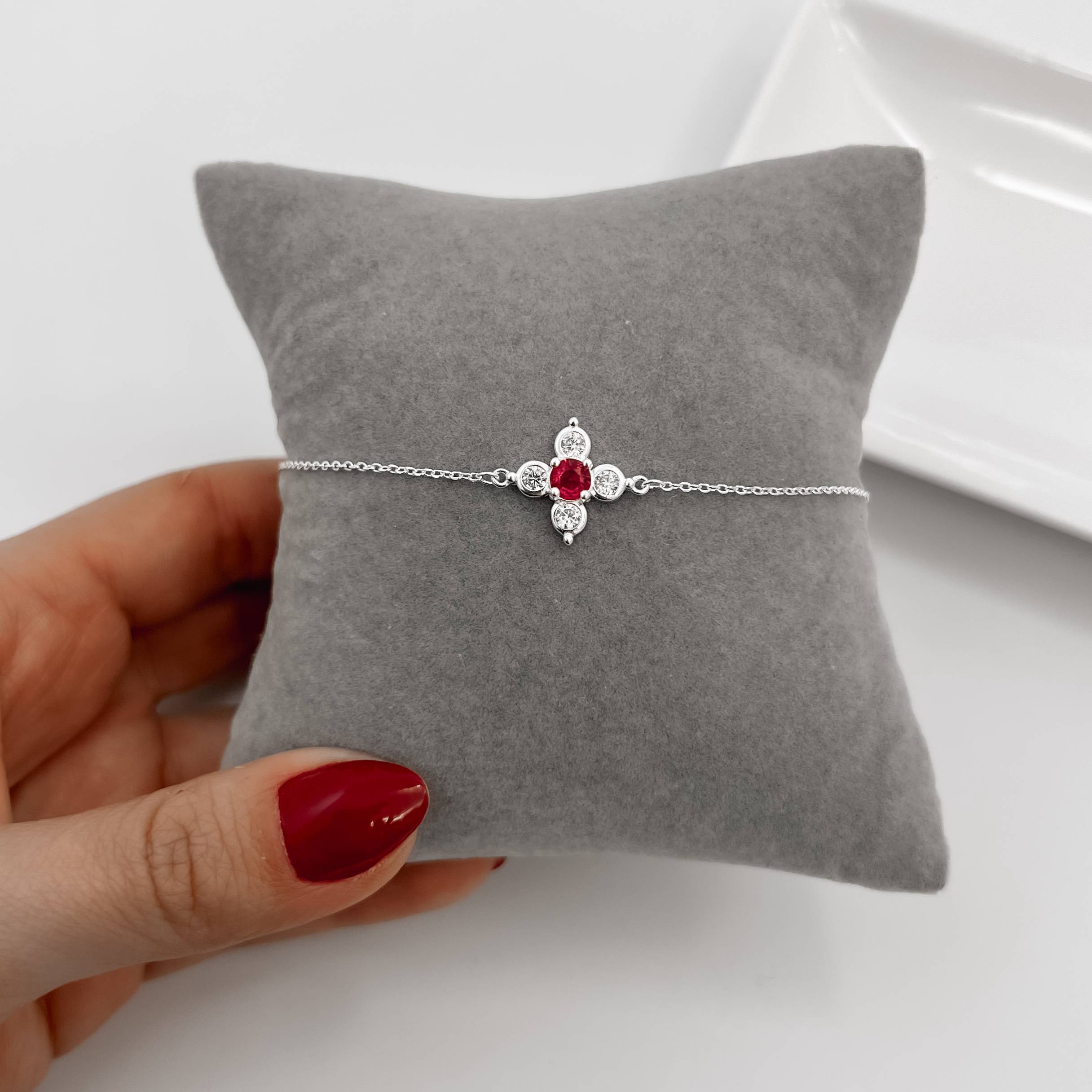 Imagem Secundária Pulseira entremeio flor com zircônias cristal e cereja 14mm