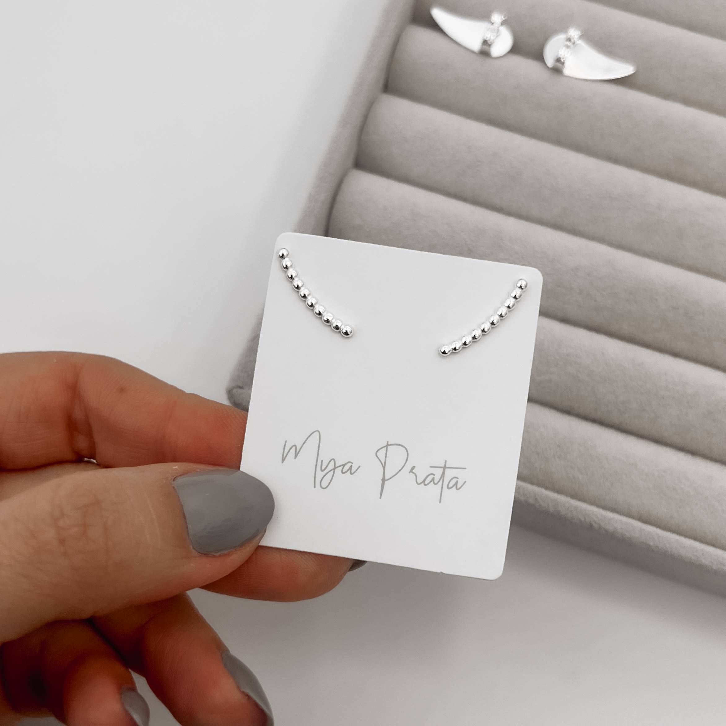 Brinco ear cuff bolinhas tarraxa