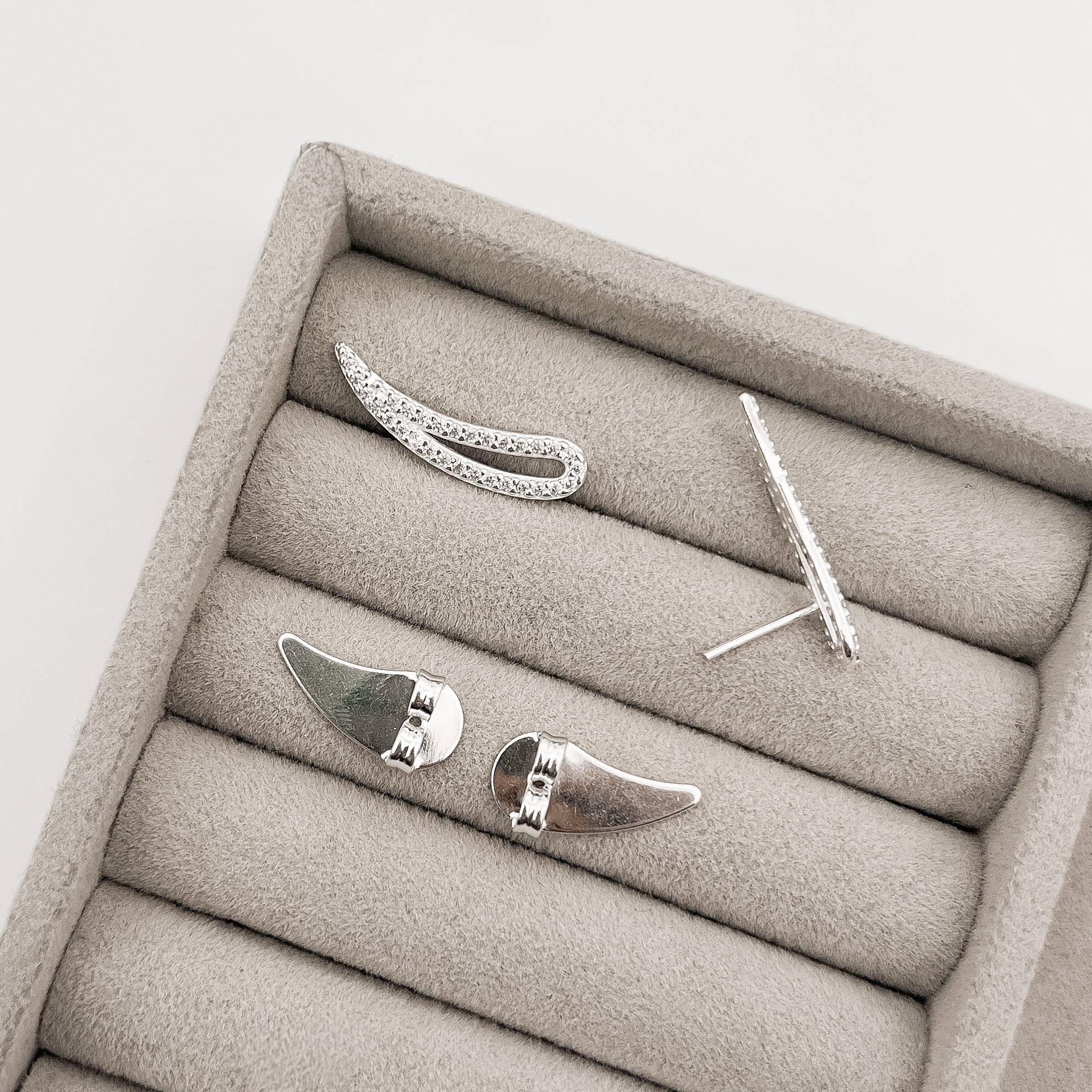 Imagem Secundária Brinco ear cuff curva vazada cravejada tarraxa