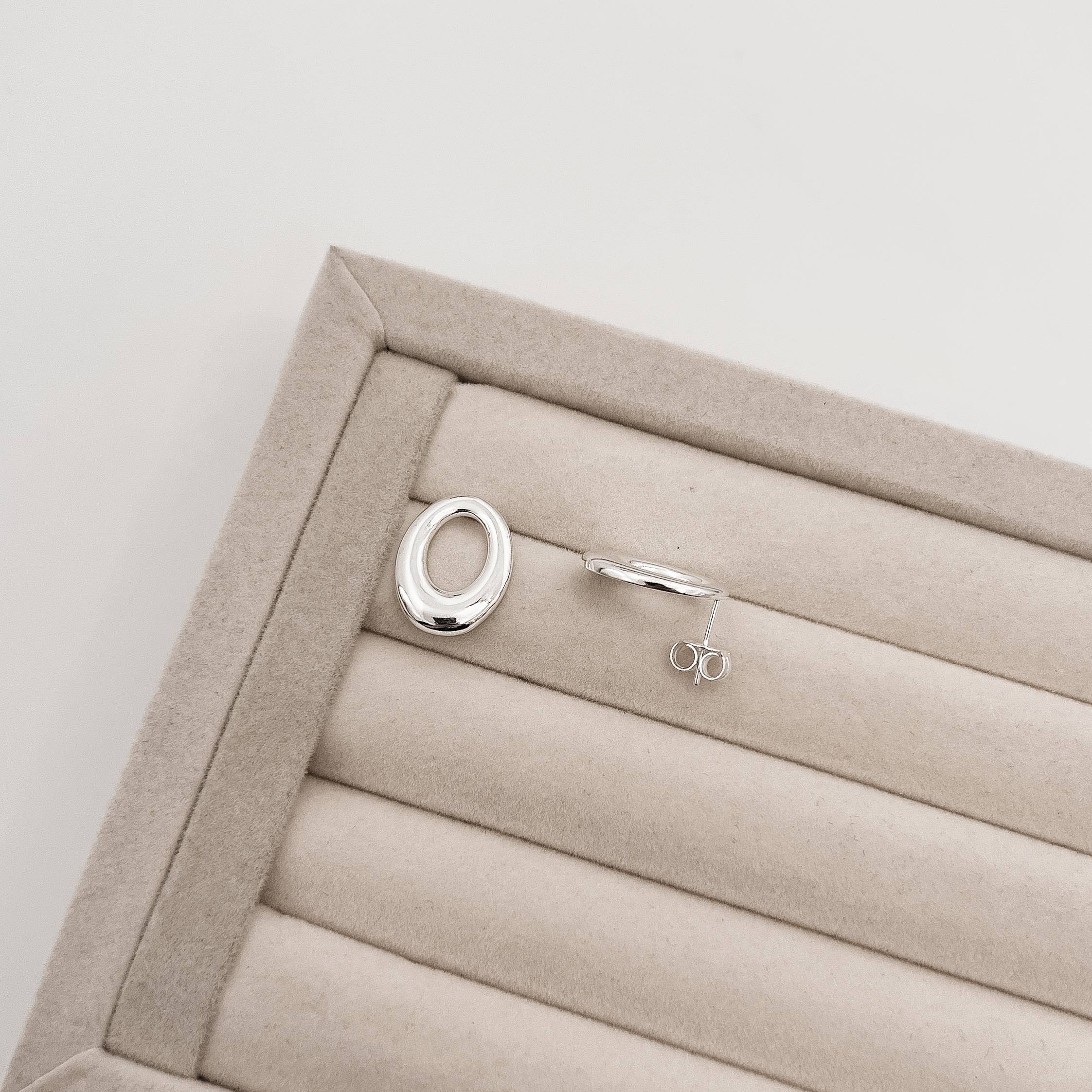 Imagem Brinco oval vazado 18mm