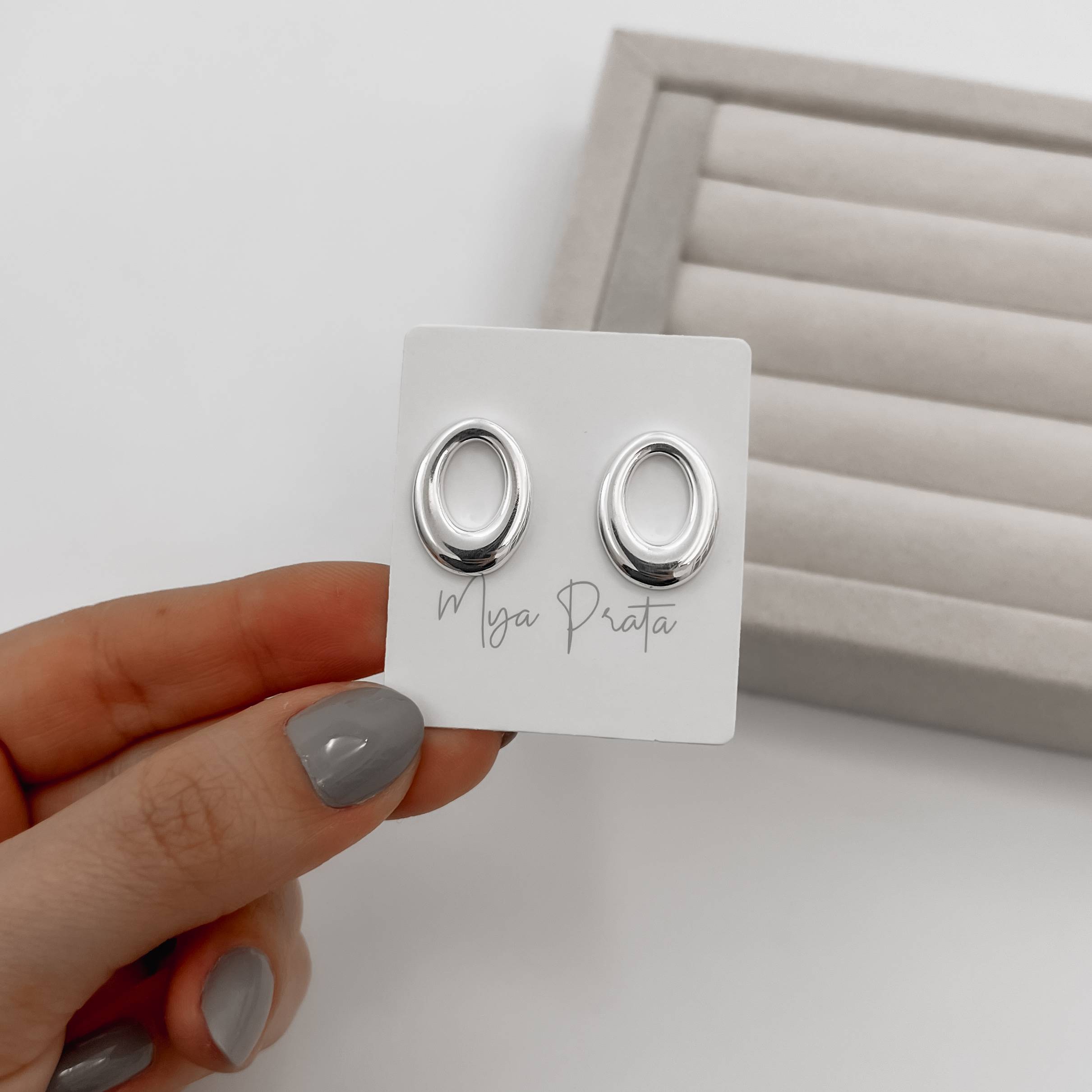 Imagem Secundária Brinco oval vazado 18mm