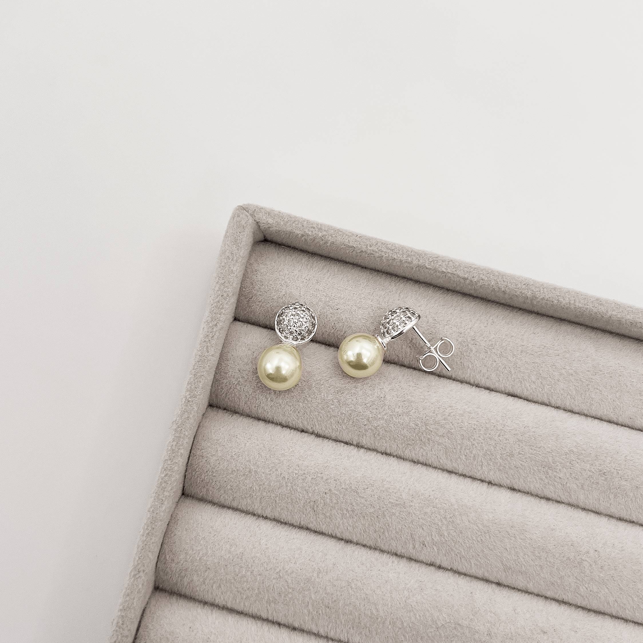 Imagem Brinco meia bola cravejada e pérola 17mm