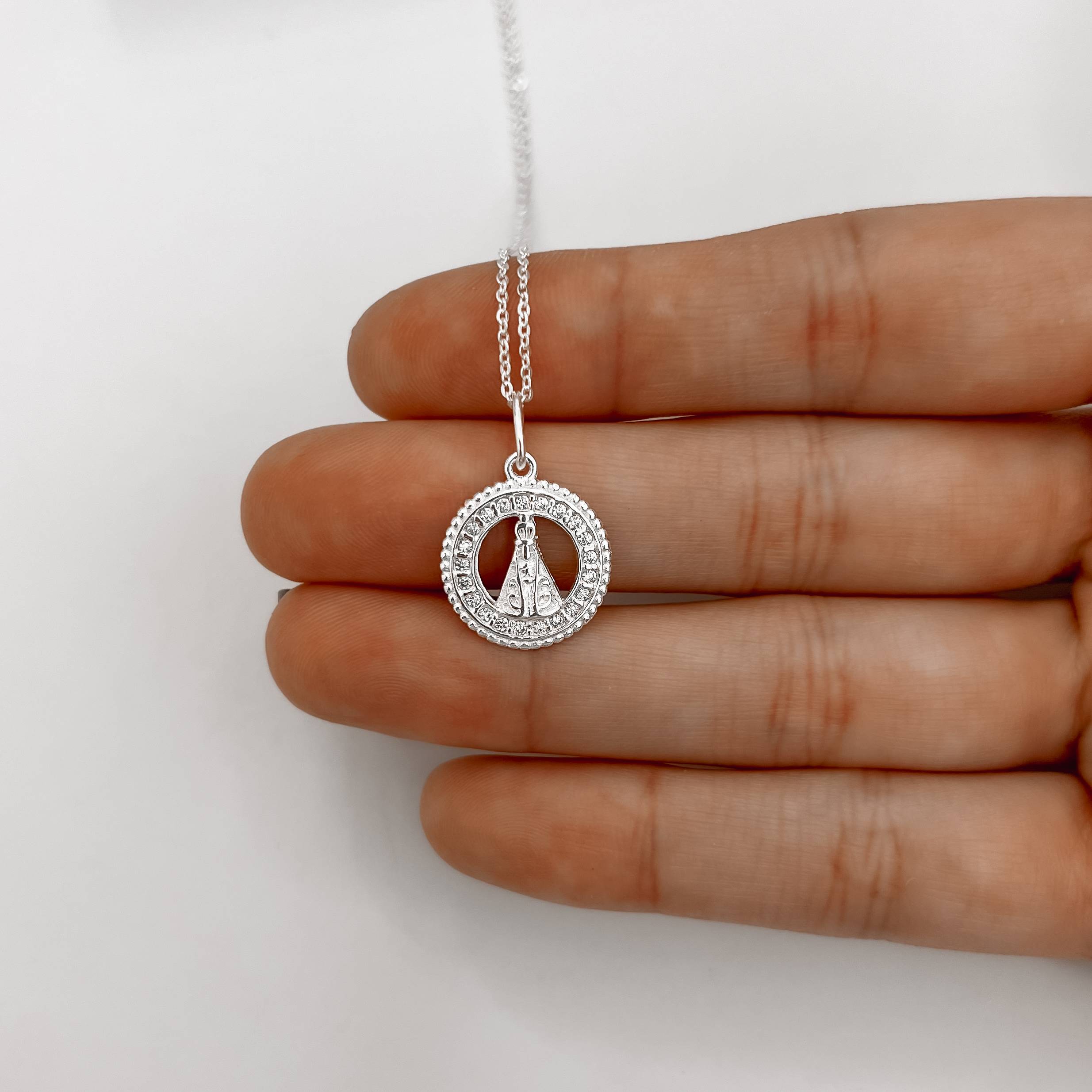 Imagem Colar pingente medalha vazada Nsa. Sra. Aparecida cravejada 15mm corrente cadeadinho 45cm