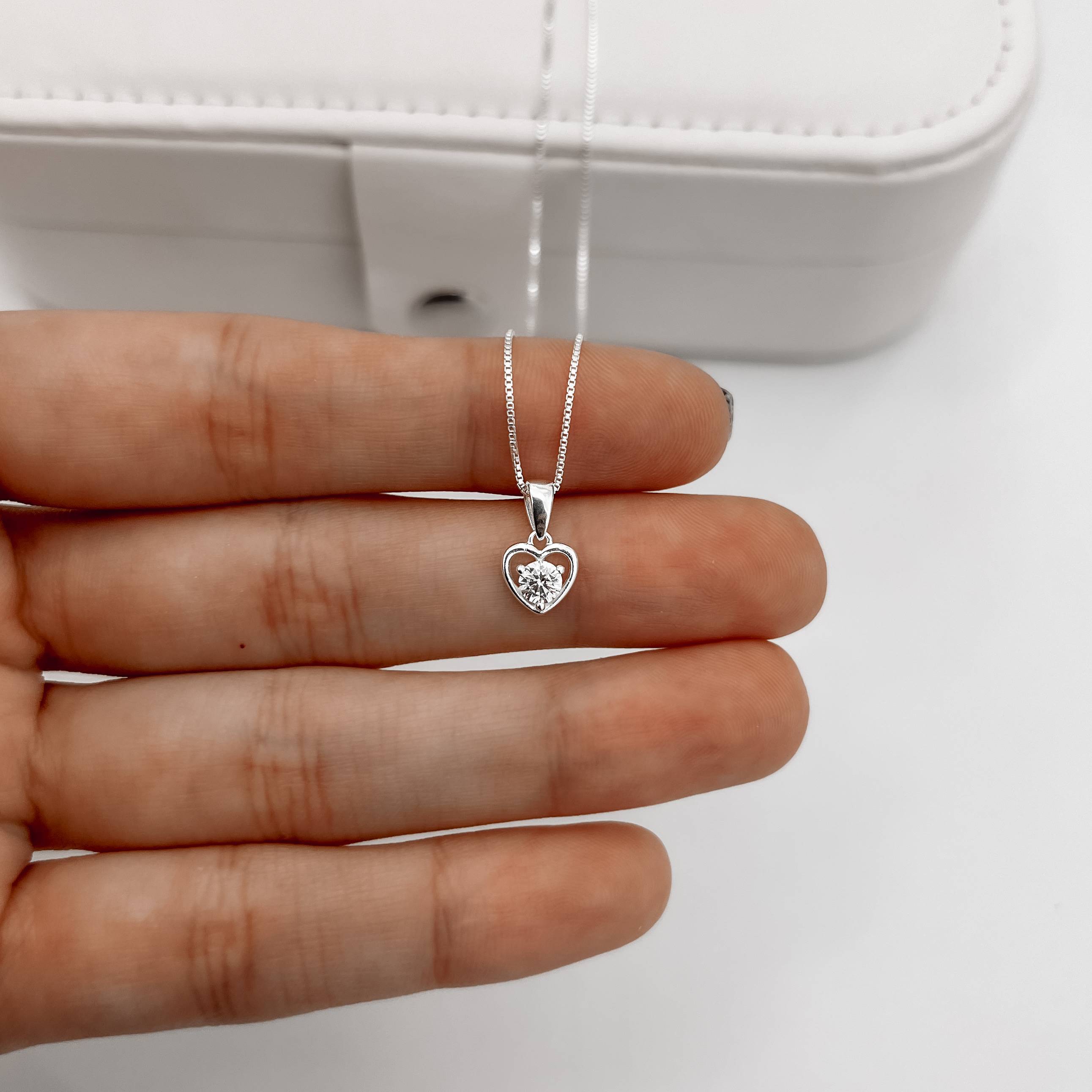 Imagem Colar pingente coração vazado com zircônia 7mm 40cm