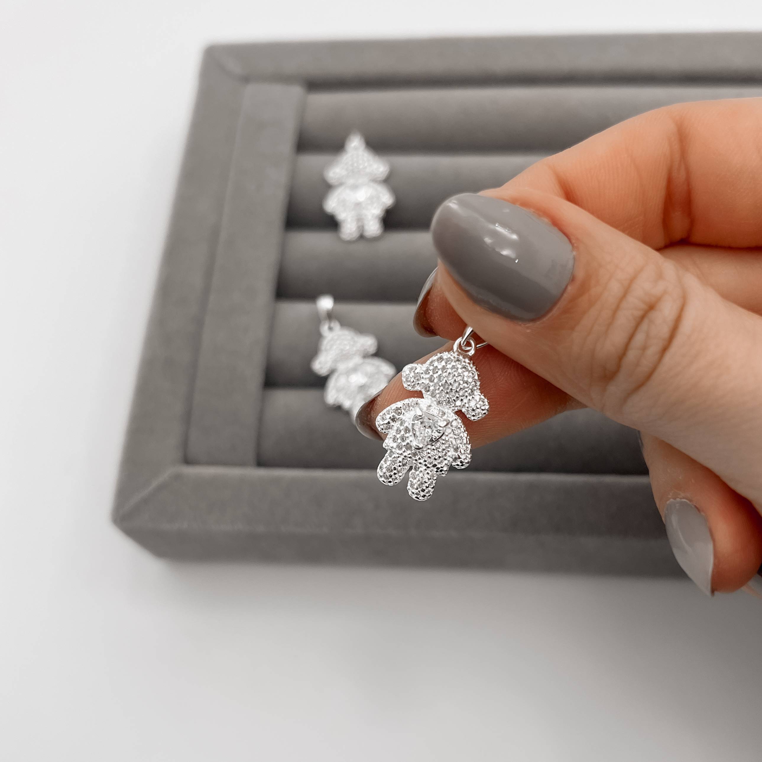 Pingente menina toda cravejada 19mm