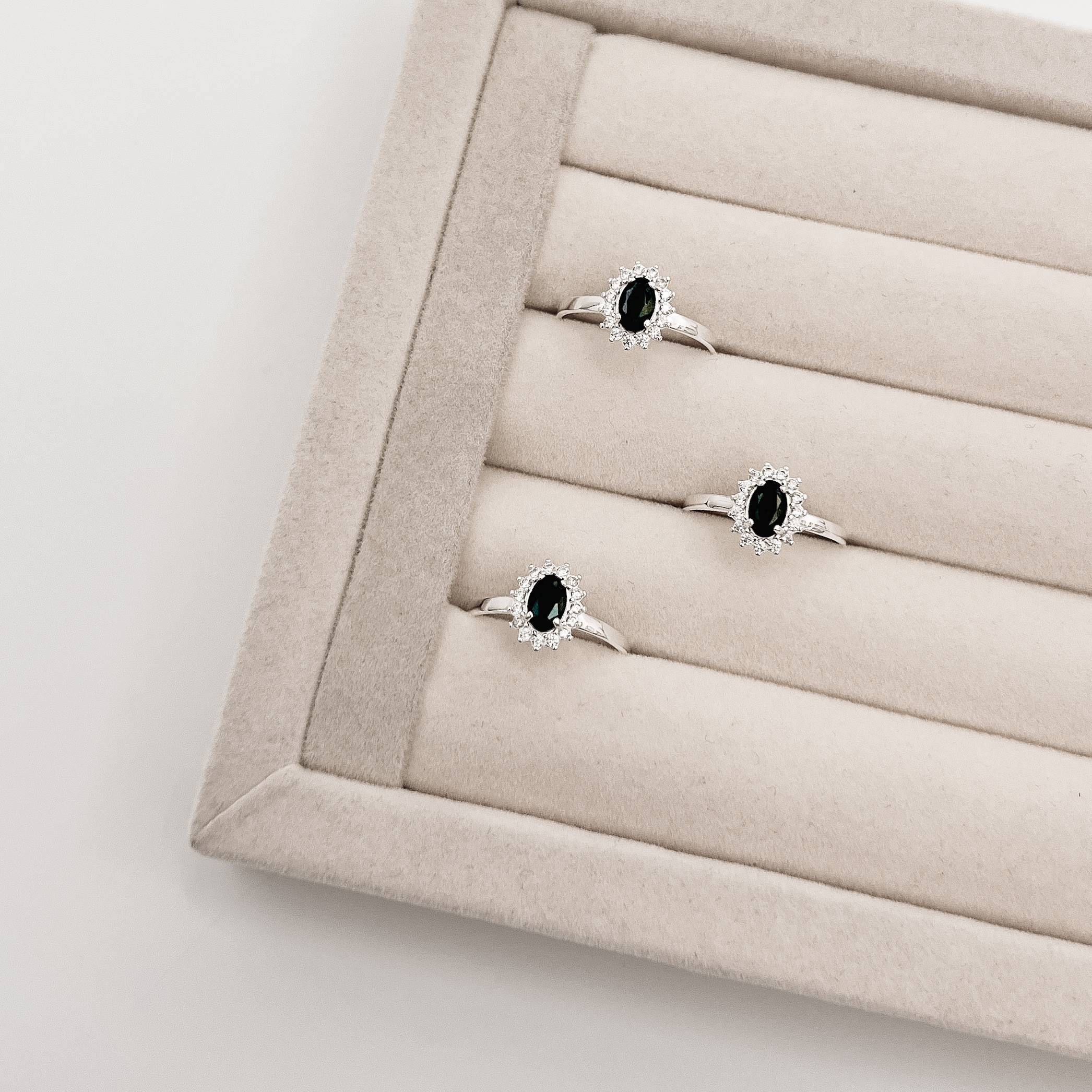 Imagem Anel zircônia oval ônix com cravejado