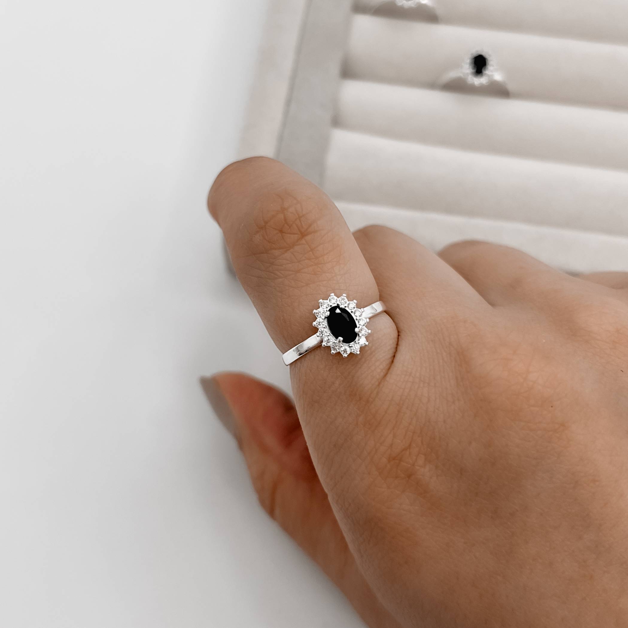 Imagem Secundária Anel zircônia oval ônix com cravejado