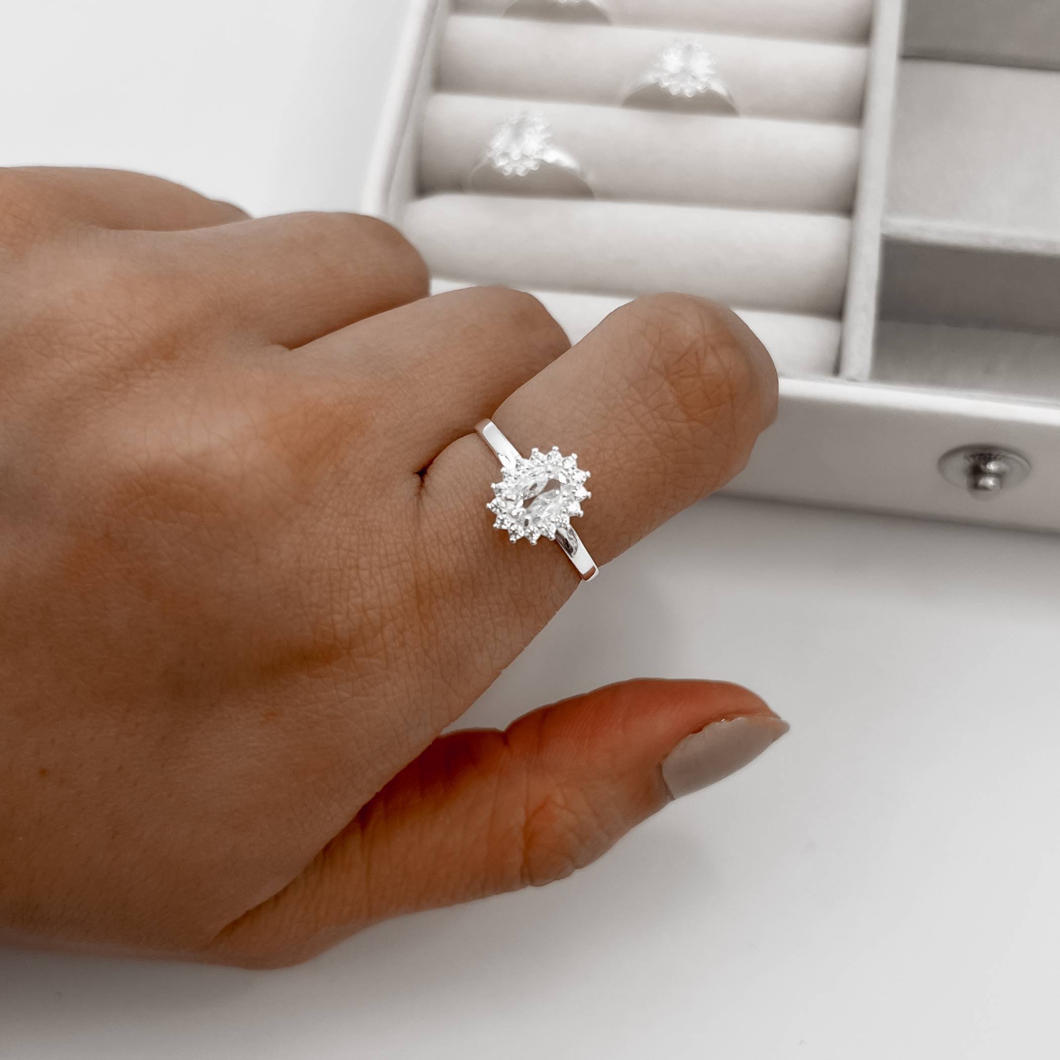 Imagem Secundária Anel zircônia oval cristal com cravejado