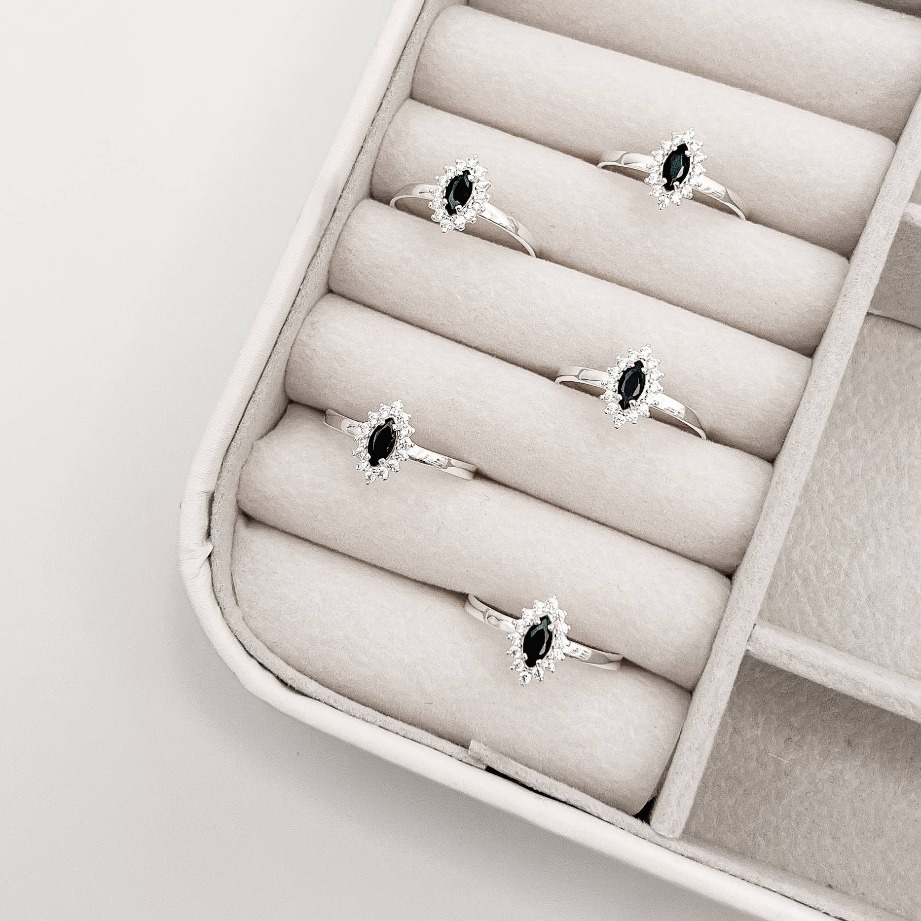 Imagem Secundária Anel zircônia navete ônix com cravejado