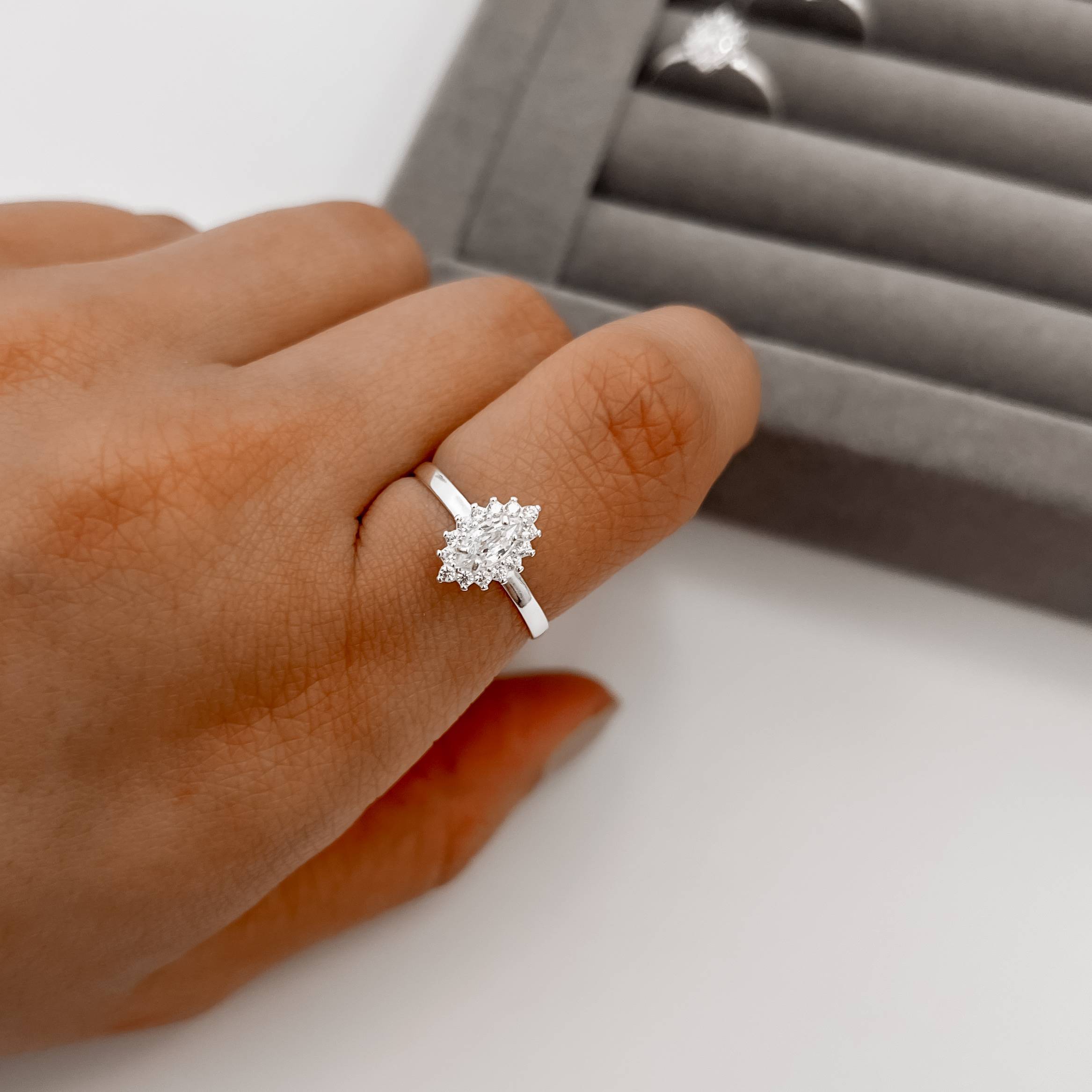 Imagem Secundária Anel zircônia navete cristal com cravejado