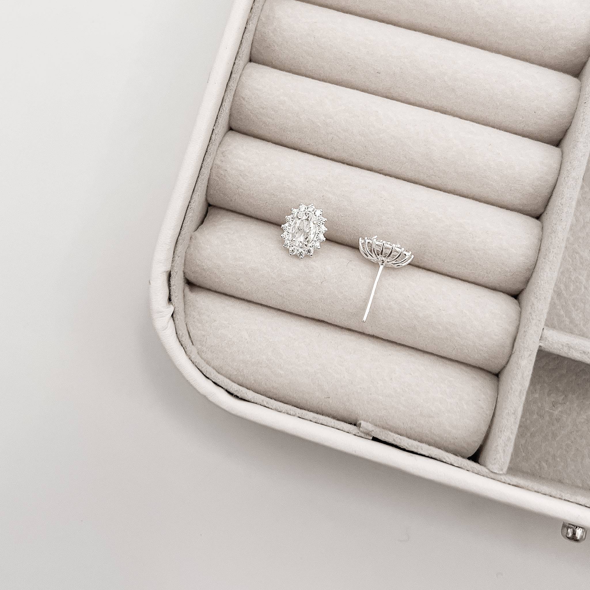 Imagem Secundária Brinco zircônia oval com cravejado 10mm