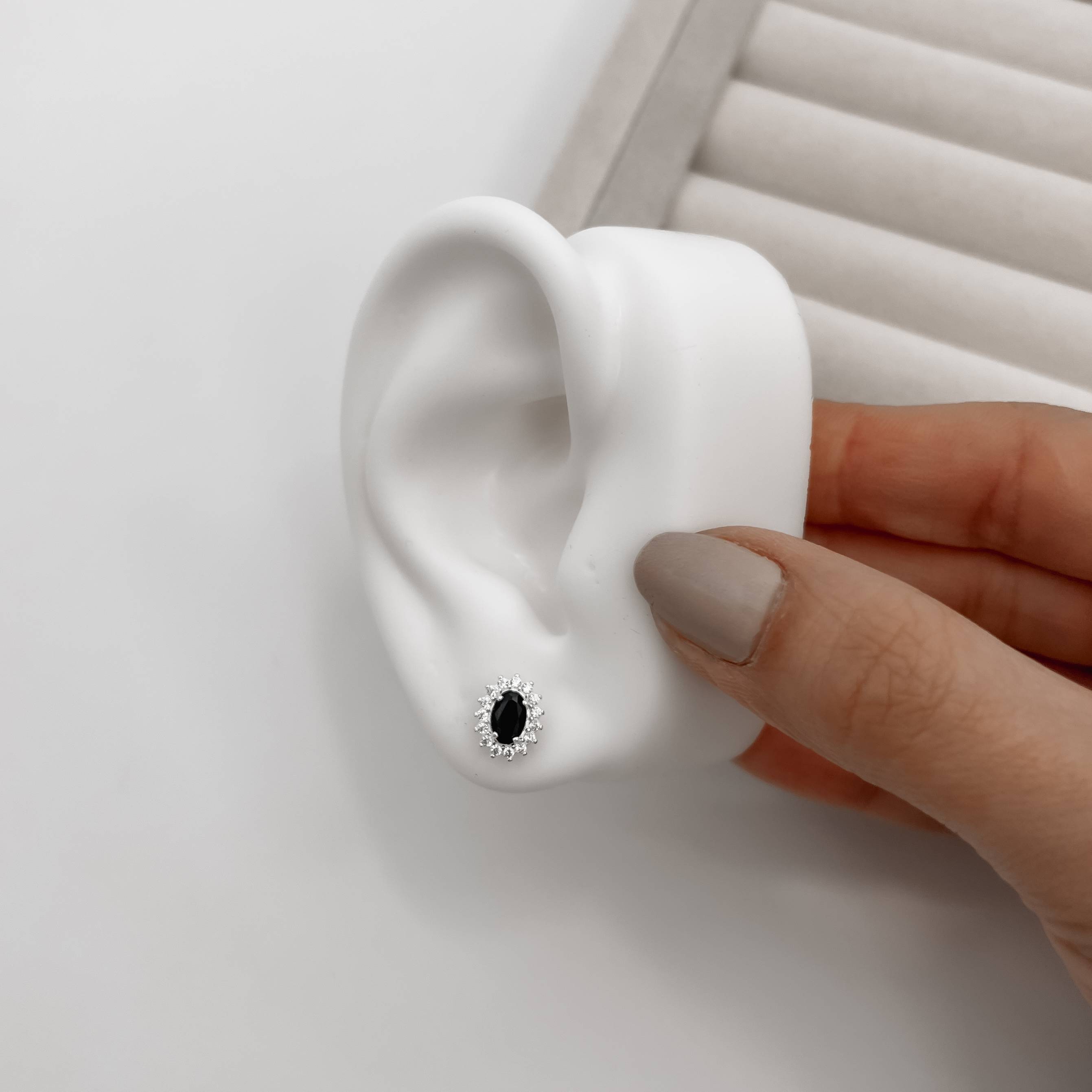 Brinco zircônia oval ônix com cravejado 10mm