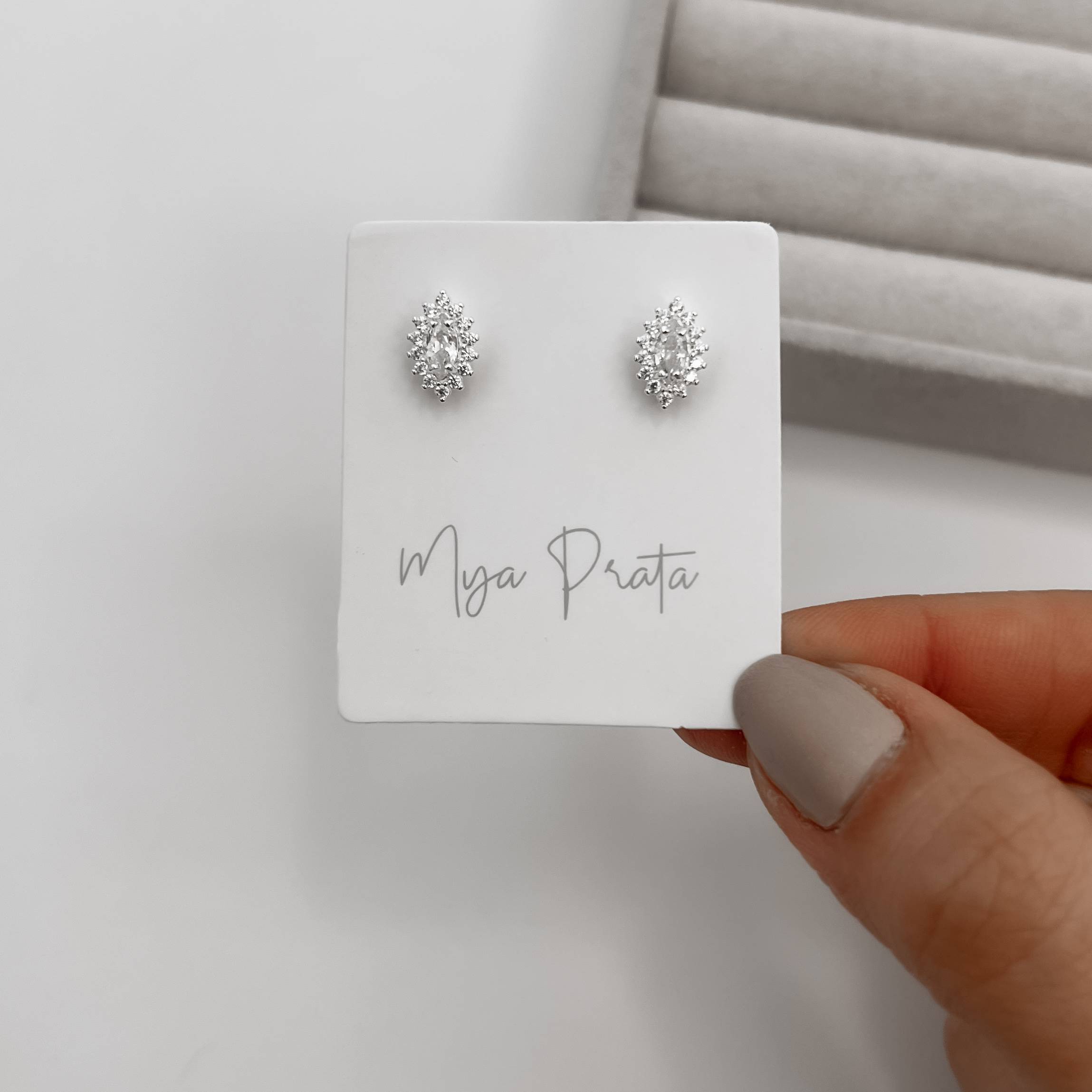 Imagem Brinco zircônia navete com cravejado 10mm