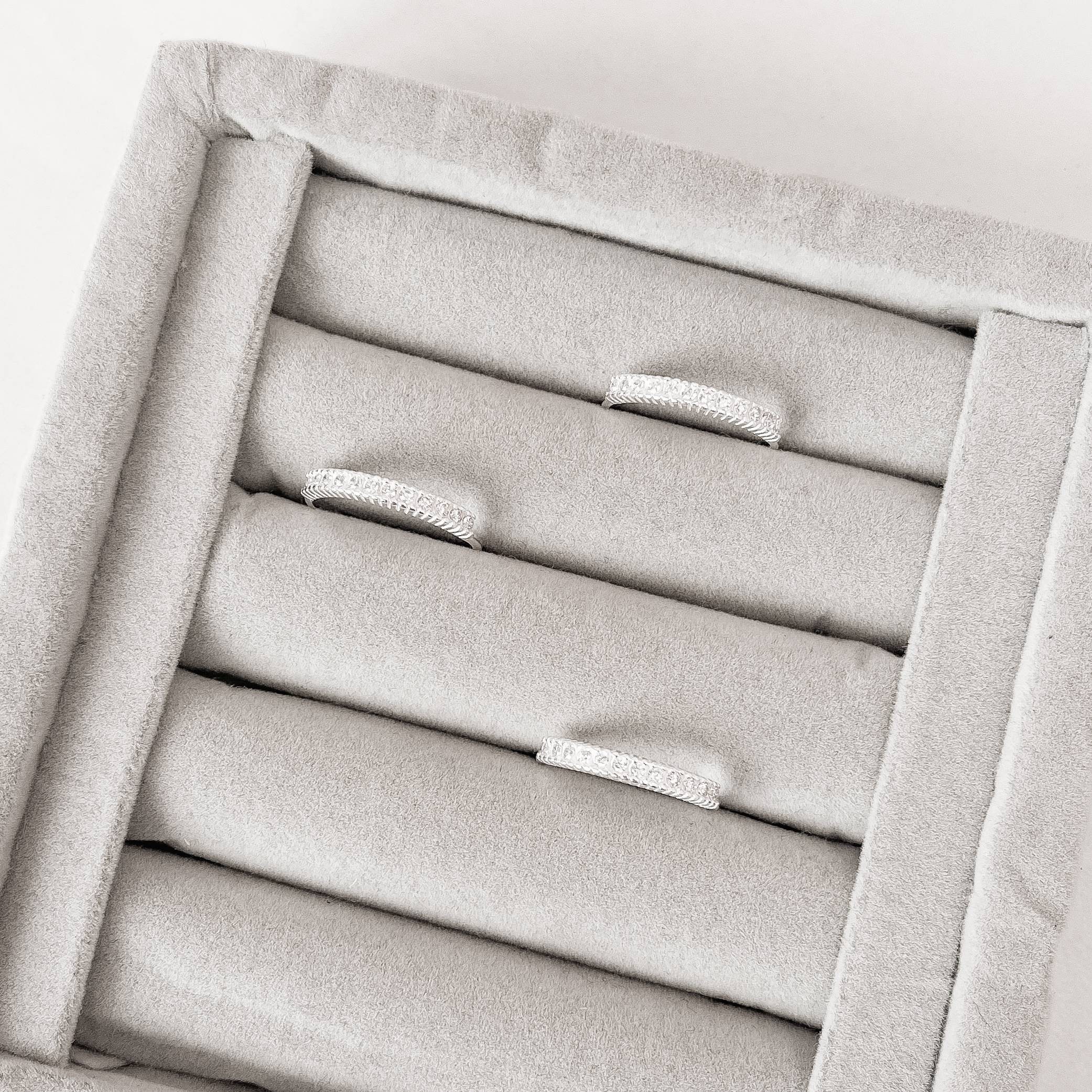 Imagem Secundária Anel meia aliança cristal detalhe riscado