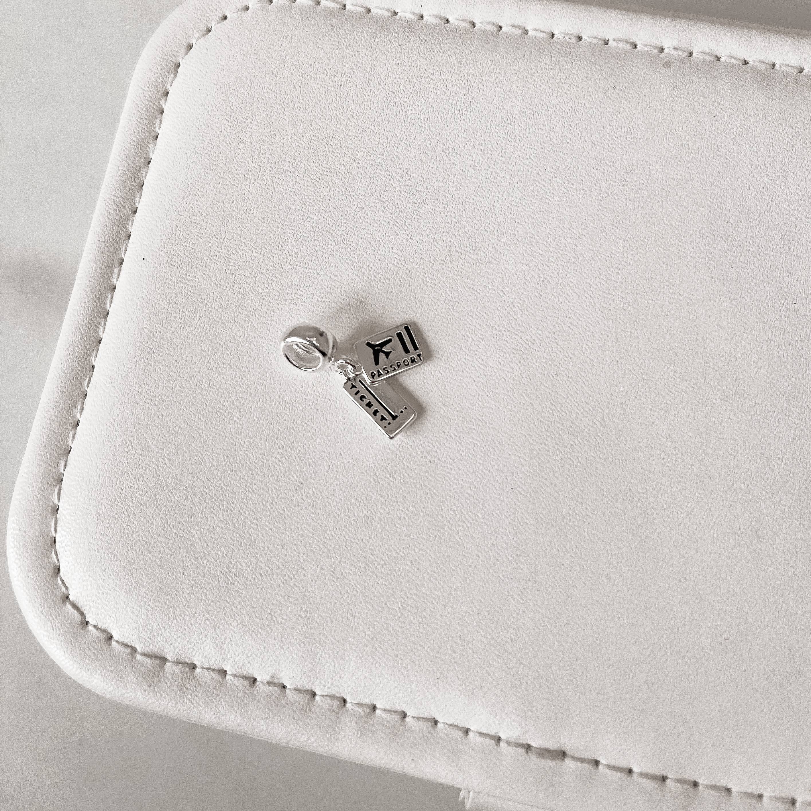 Berloque pingente passaporte resina