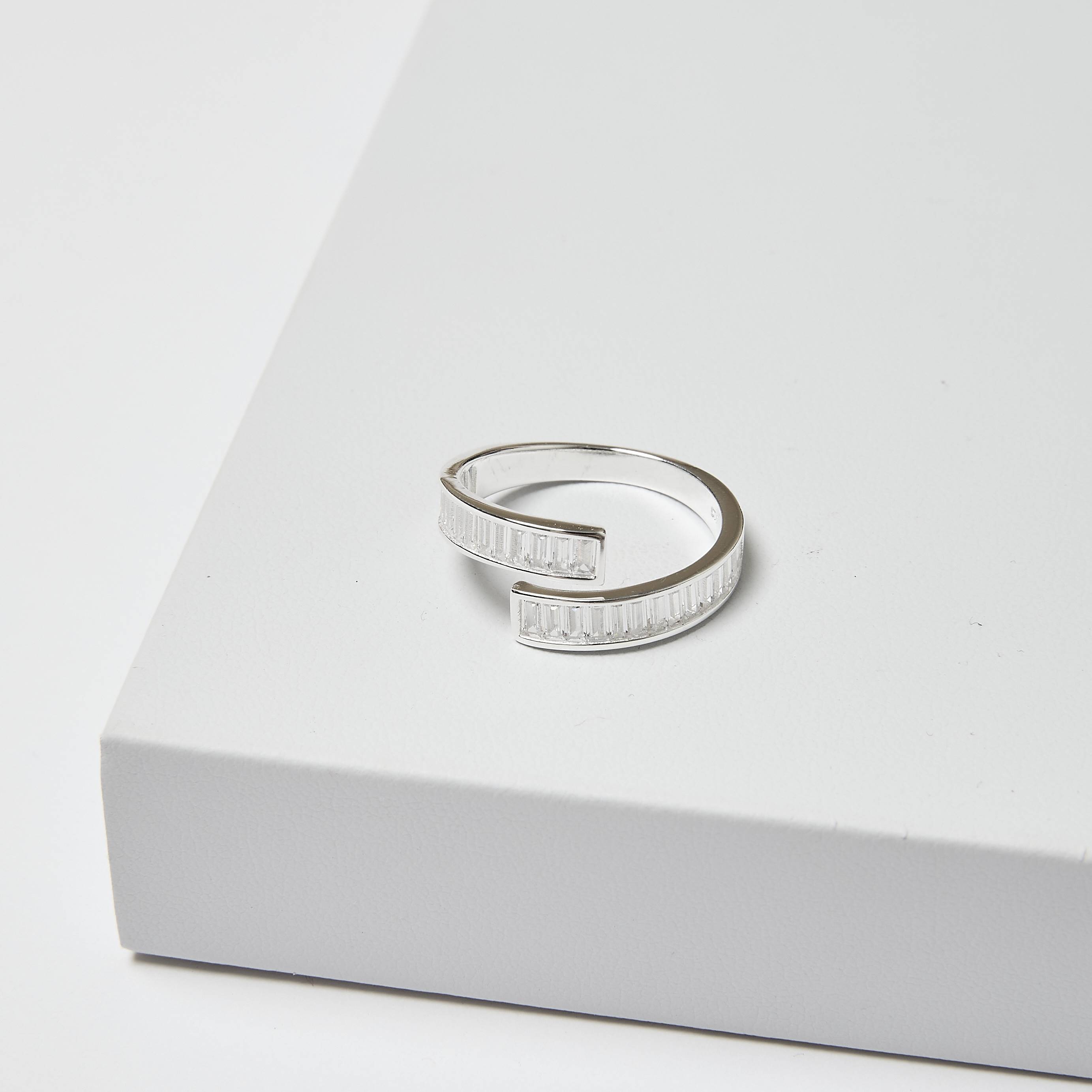 Imagem Secundária Anel aberto cravejado de zircônias retangulares