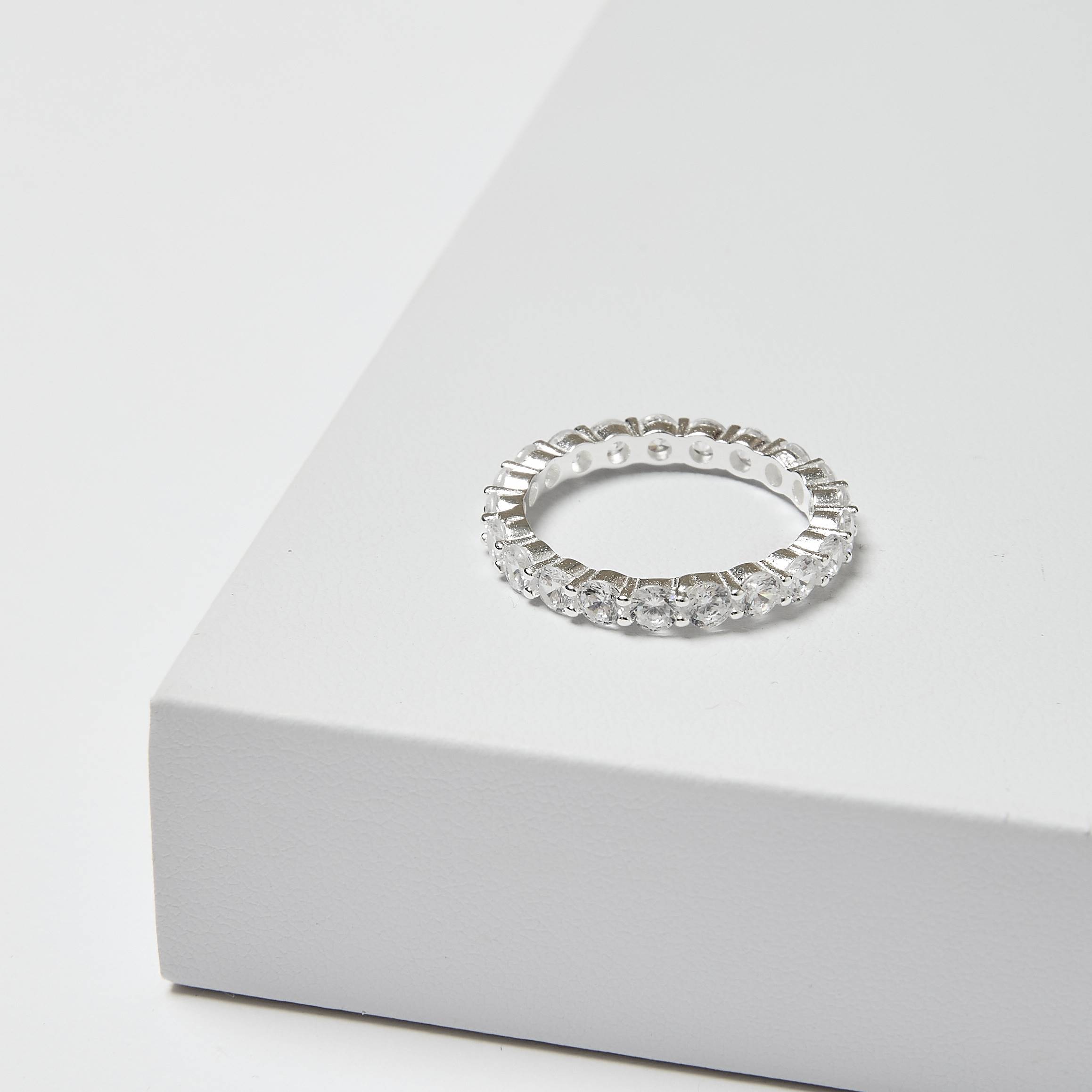 Imagem Secundária Anel cravejado de zircônias redondas