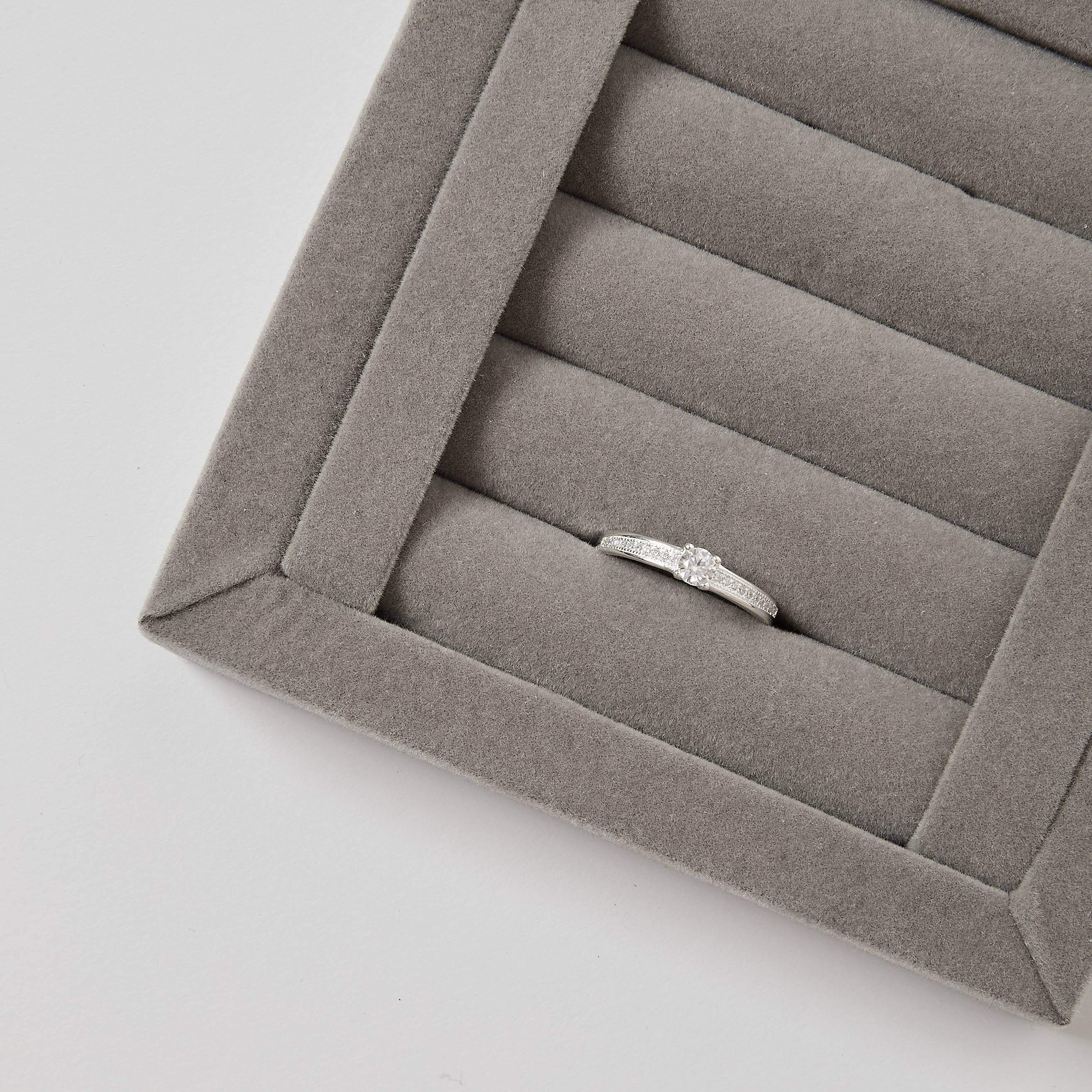 Imagem Anel solitário com cravejado lateral