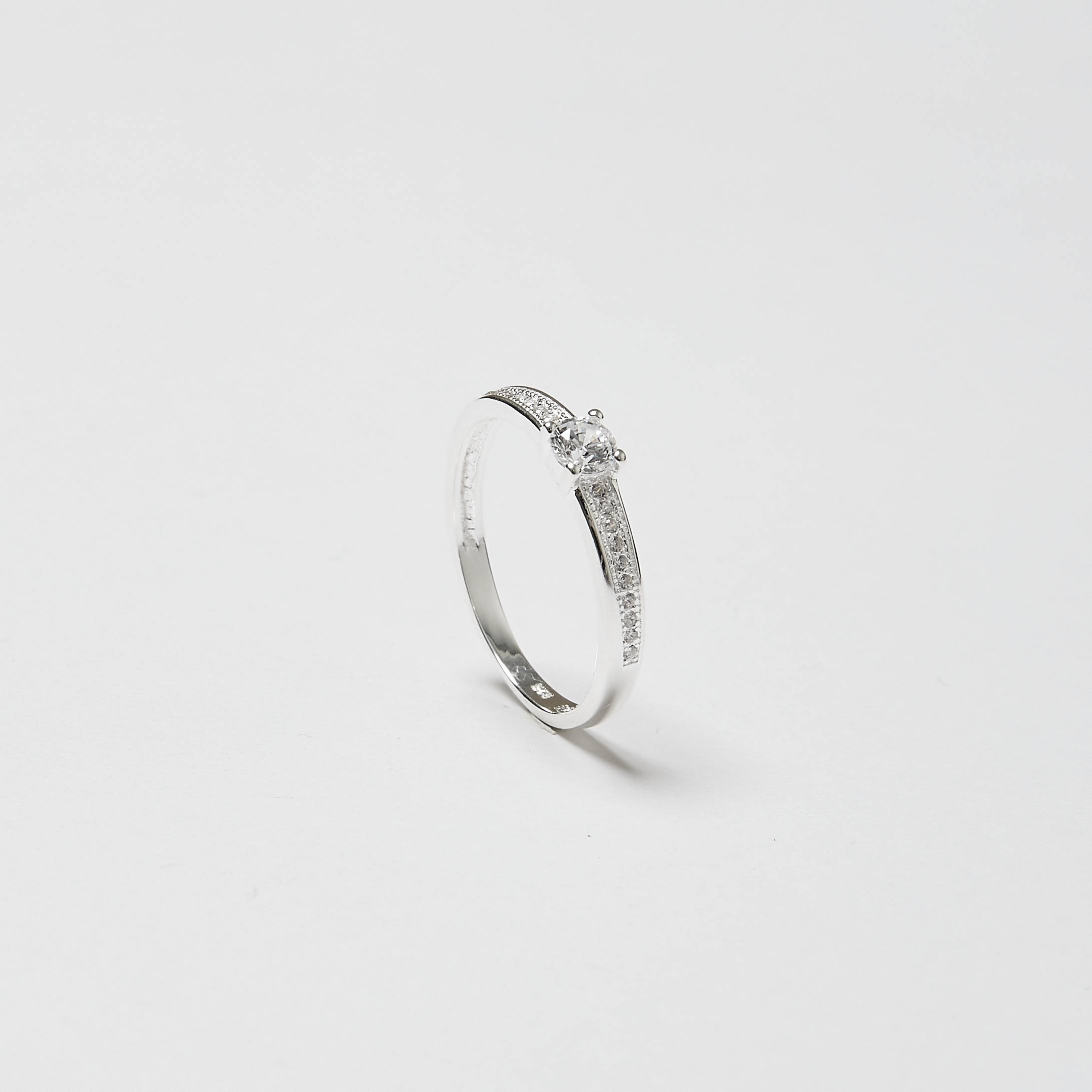 Imagem Secundária Anel solitário com cravejado lateral