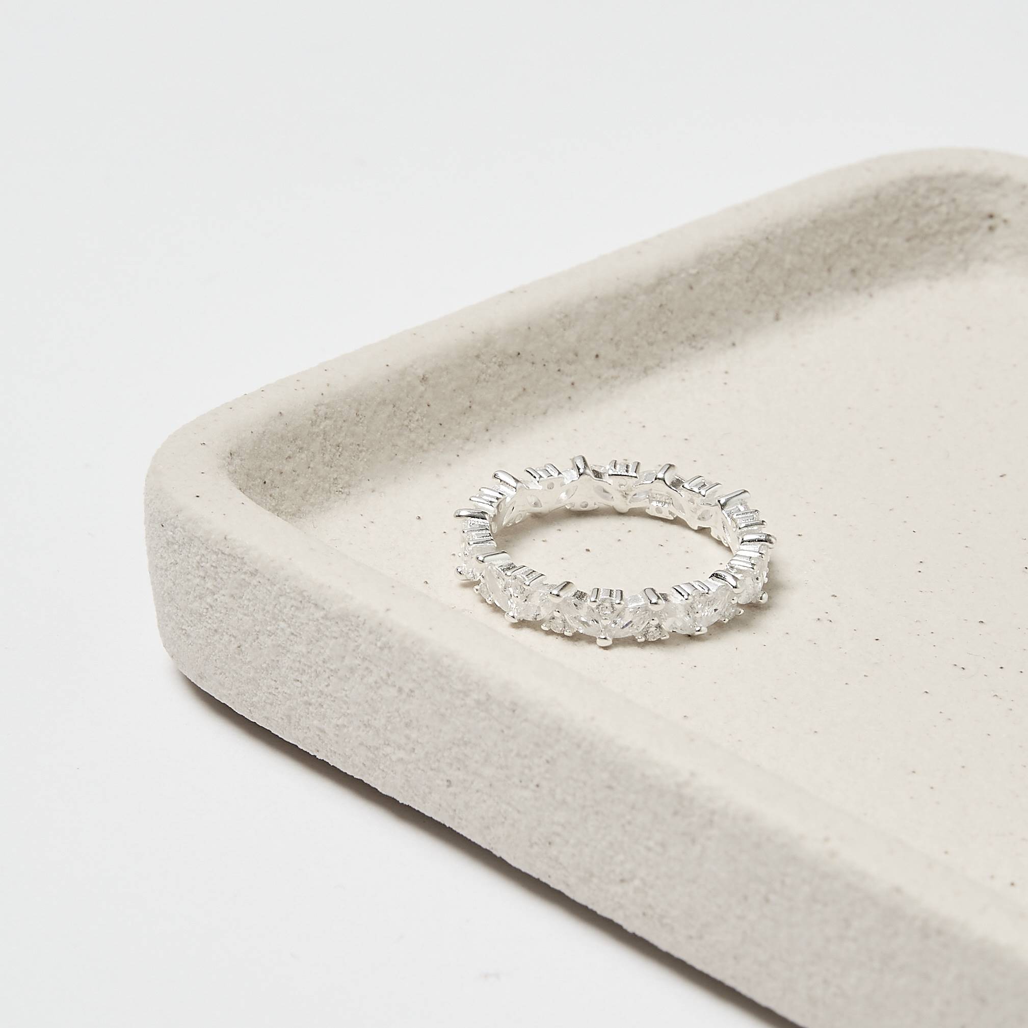 Imagem Anel cravejado de zircônias navete e redonda