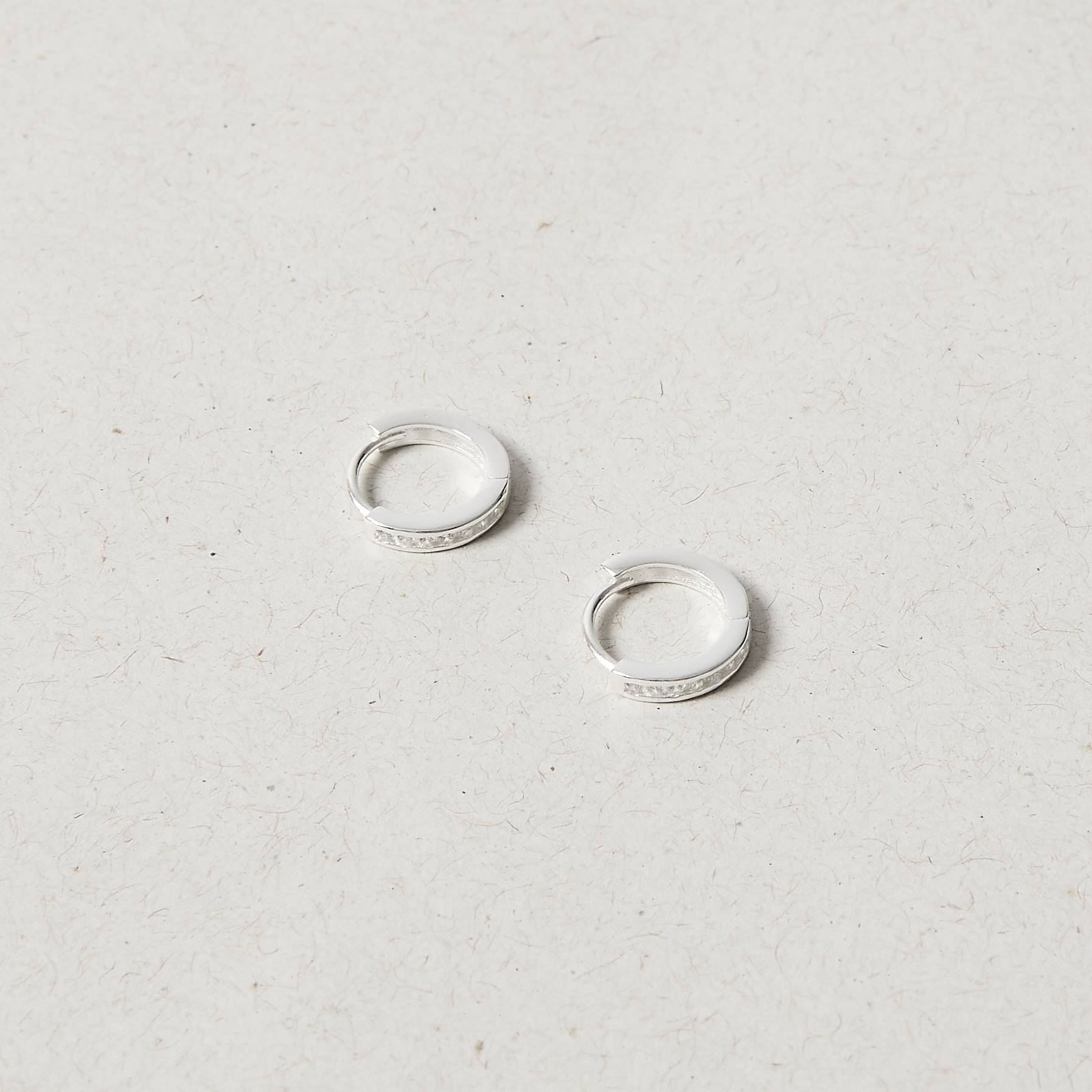 Imagem Argola click redonda cravejada 11mm detalhe corações