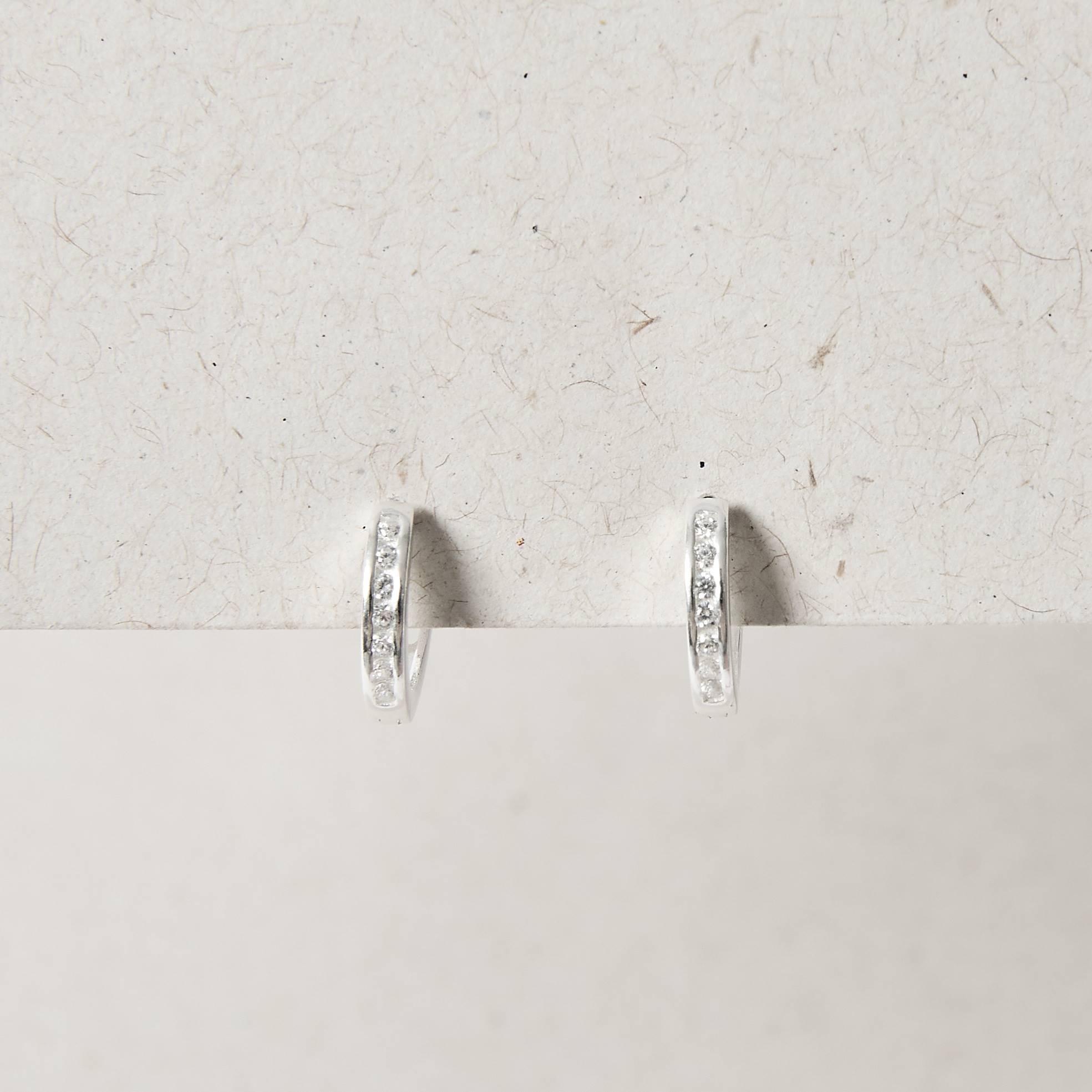 Imagem Secundária Argola click redonda cravejada 11mm detalhe corações